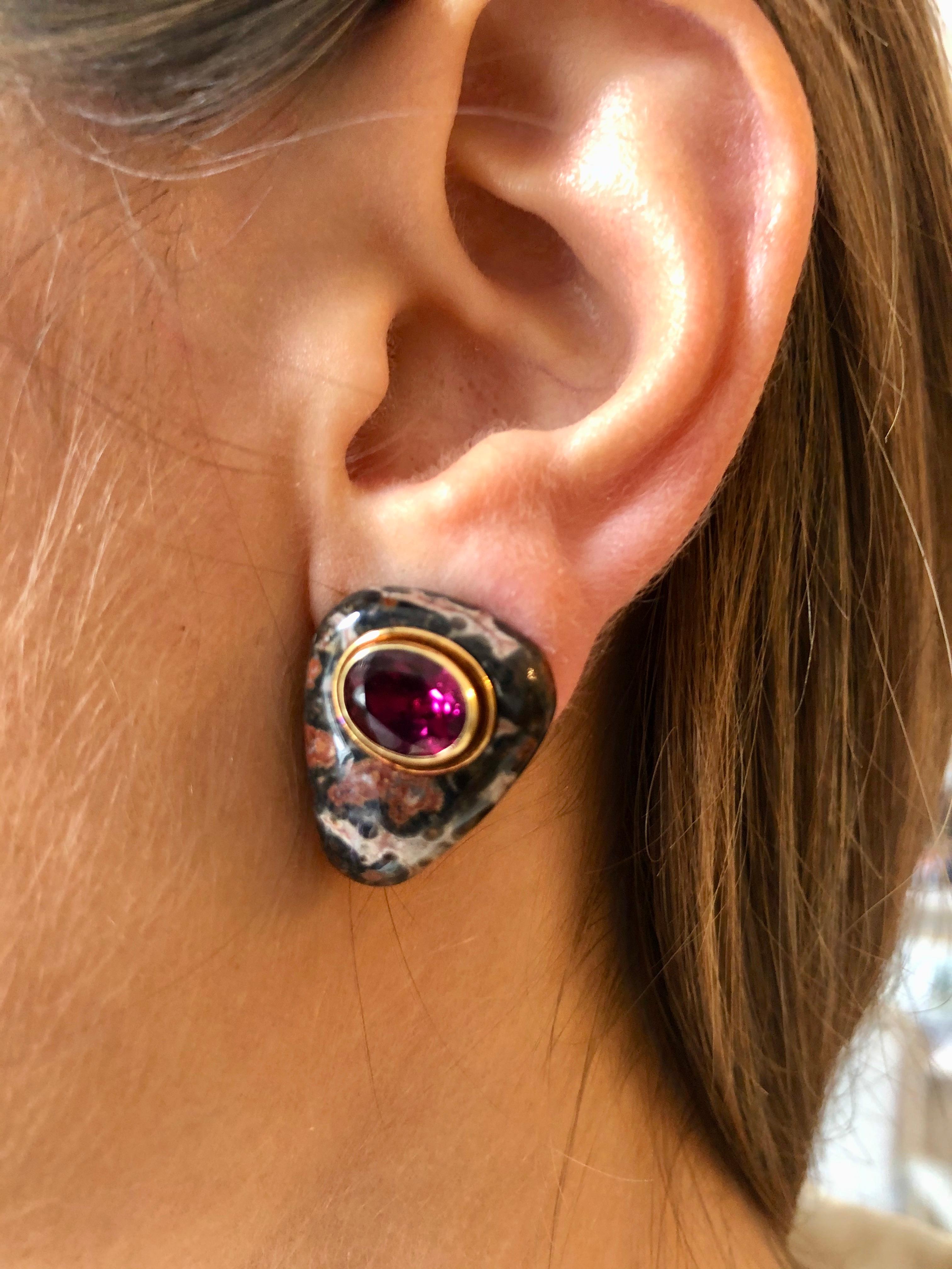 Brilliant Cut Pink Garnet and Jasper 18 Karat Earrings by Deakin and Francis, Made in England For Sale
