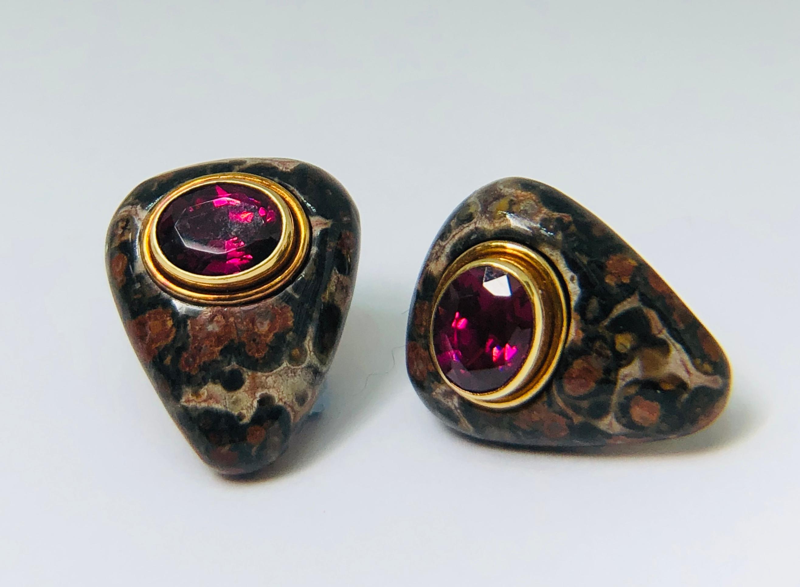 Pink Garnet and Jasper 18 Karat Earrings by Deakin and Francis, Made in England In Good Condition For Sale In London, GB