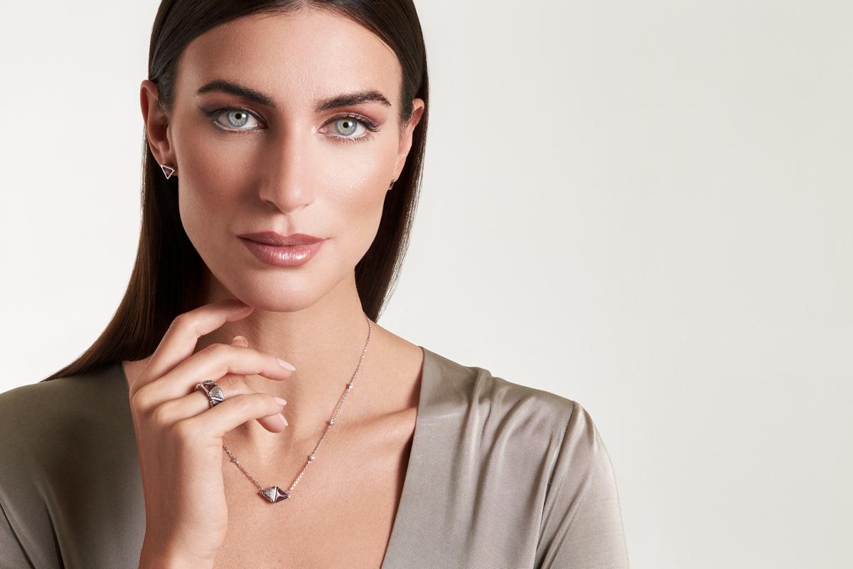Discover the epitome of Italian goldsmith artistry with our Mirror Collection, where refined creations come to life through a blend of gold, precious gemstones, and diamonds. The collection draws its inspiration from the triangle, an ancient symbol