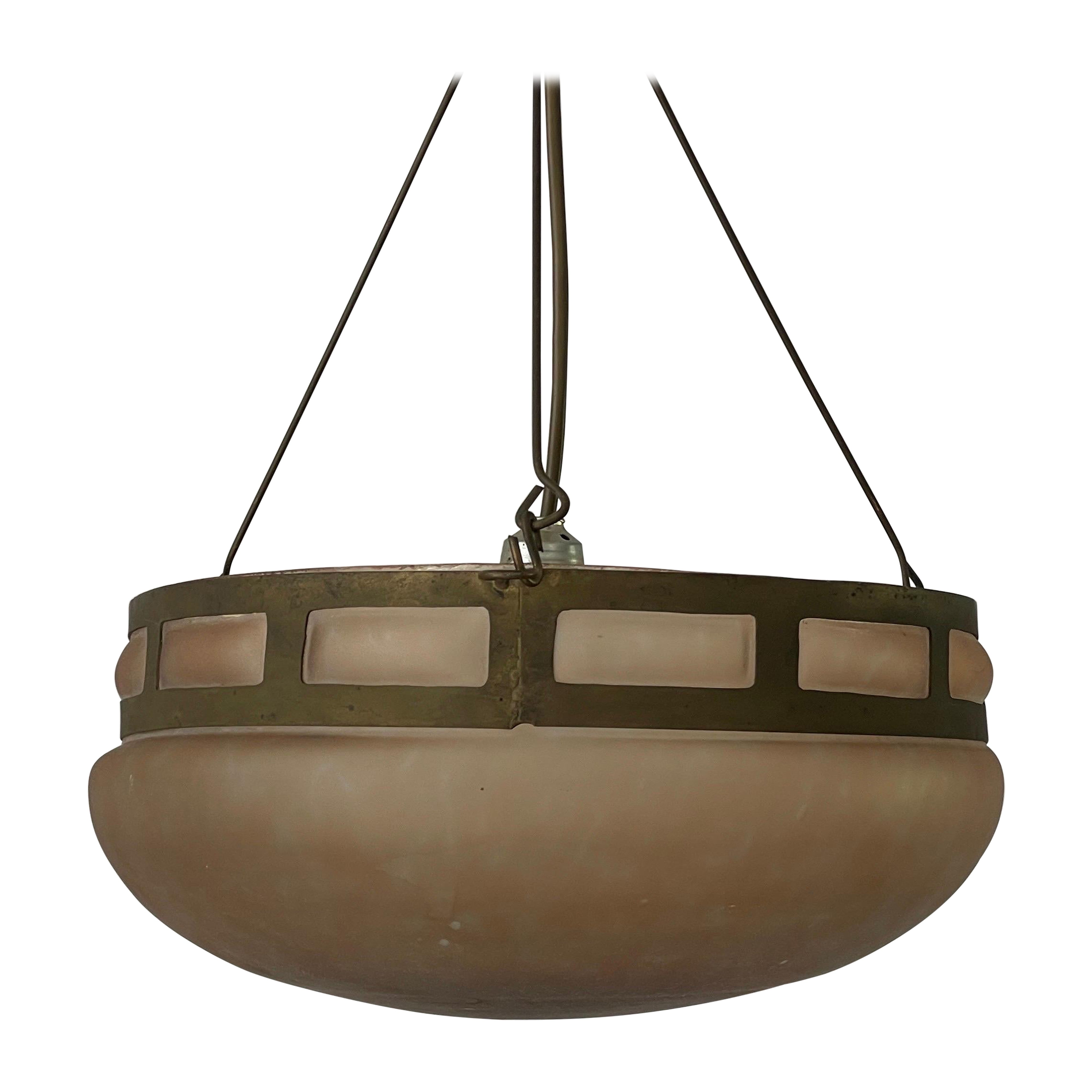 Lámpara de techo estilo Art Déco de cristal rosa y marco de latón, años 50, Alemania en venta