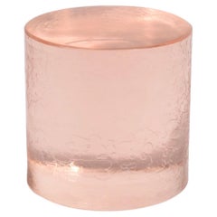 Escultura cilíndrica de vidrio rosa