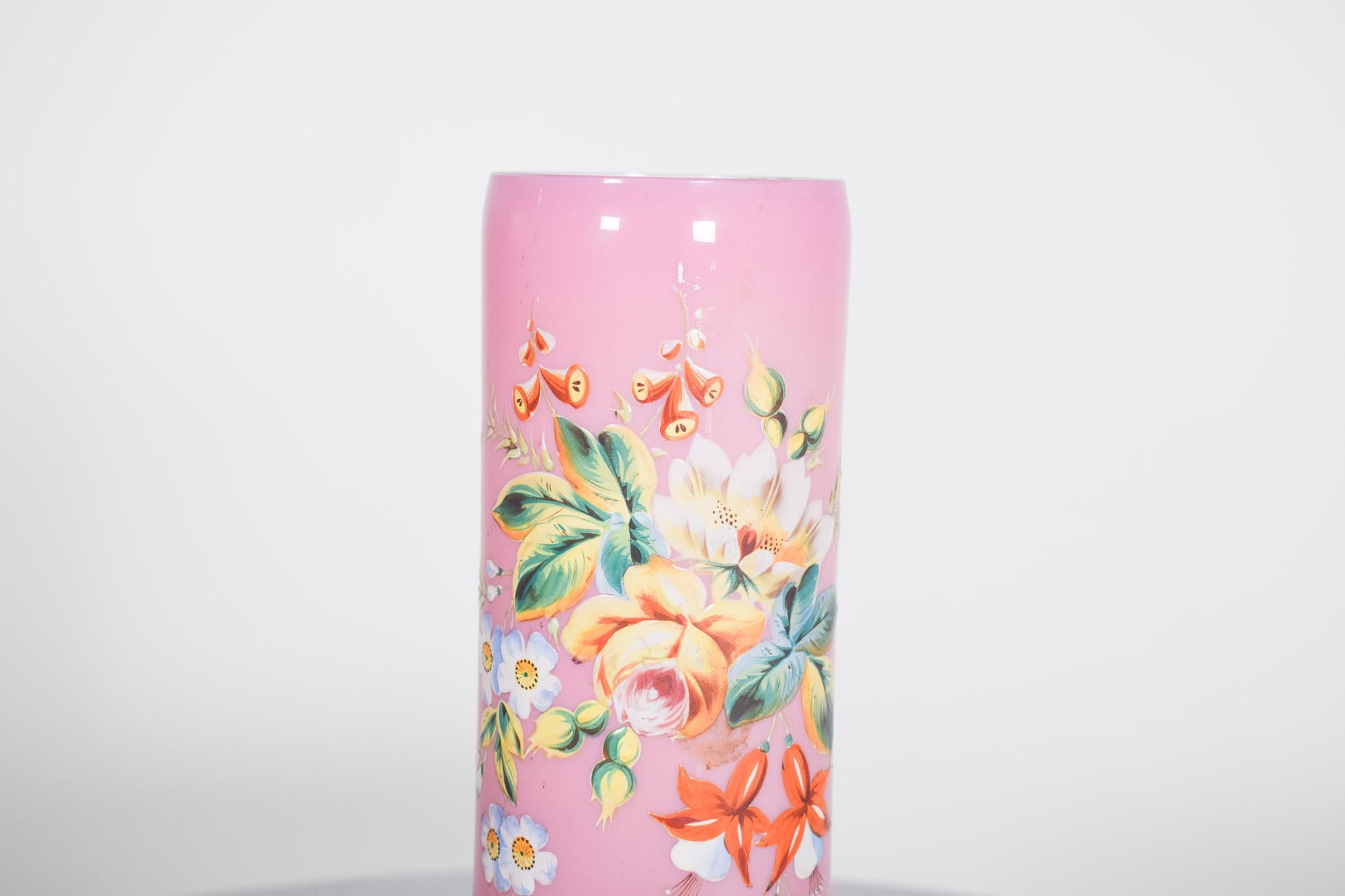 Rosafarbenes Glasgefäß, mehrfarbige Dekoration mit bunten Blumen (Moderne der Mitte des Jahrhunderts) im Angebot