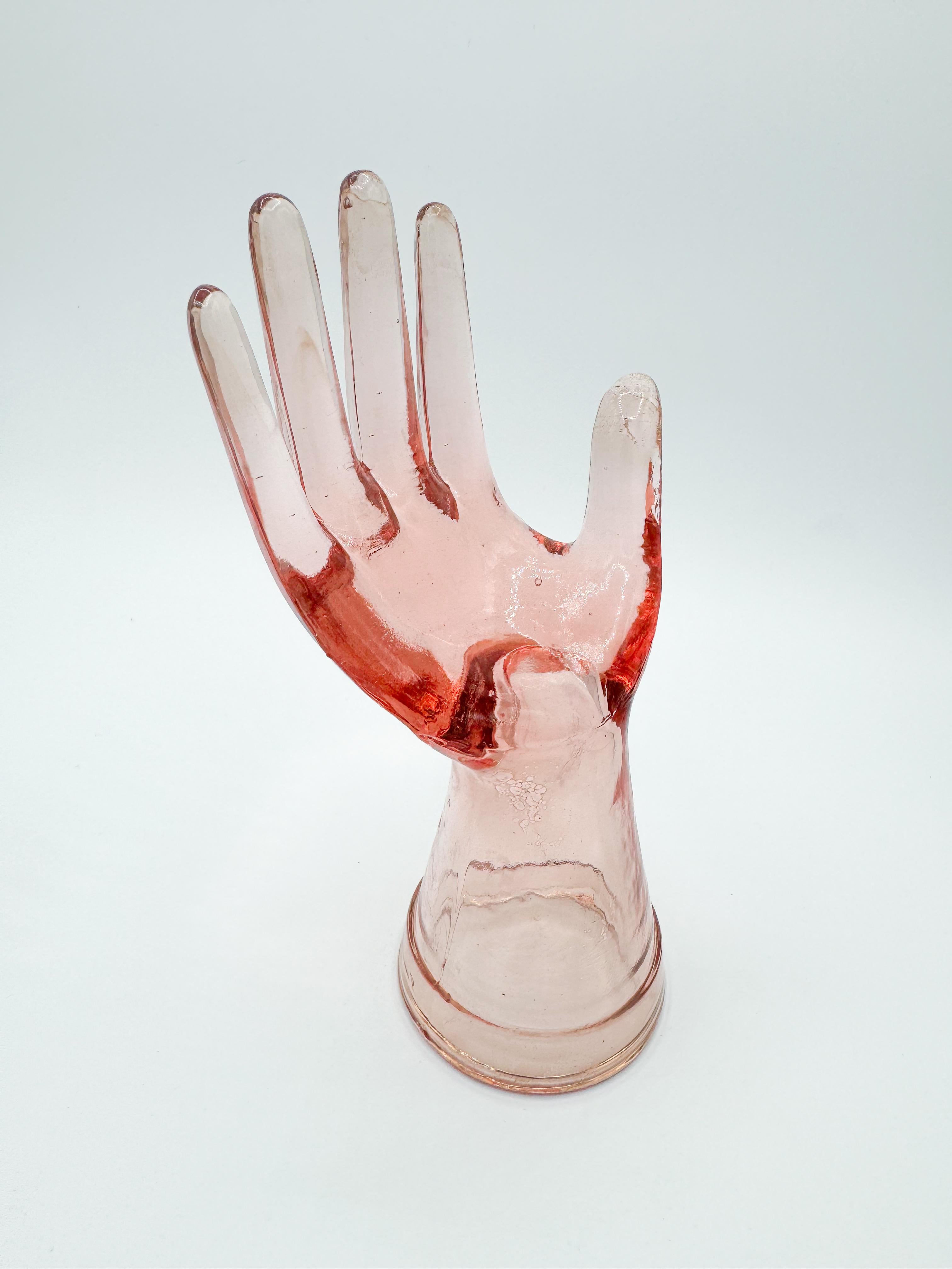 Manichino di vetro rosa da esposizione a mano anni '60 In condizioni buone in vendita a Toronto, CA