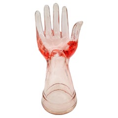 Manichino di vetro rosa da esposizione a mano anni '60