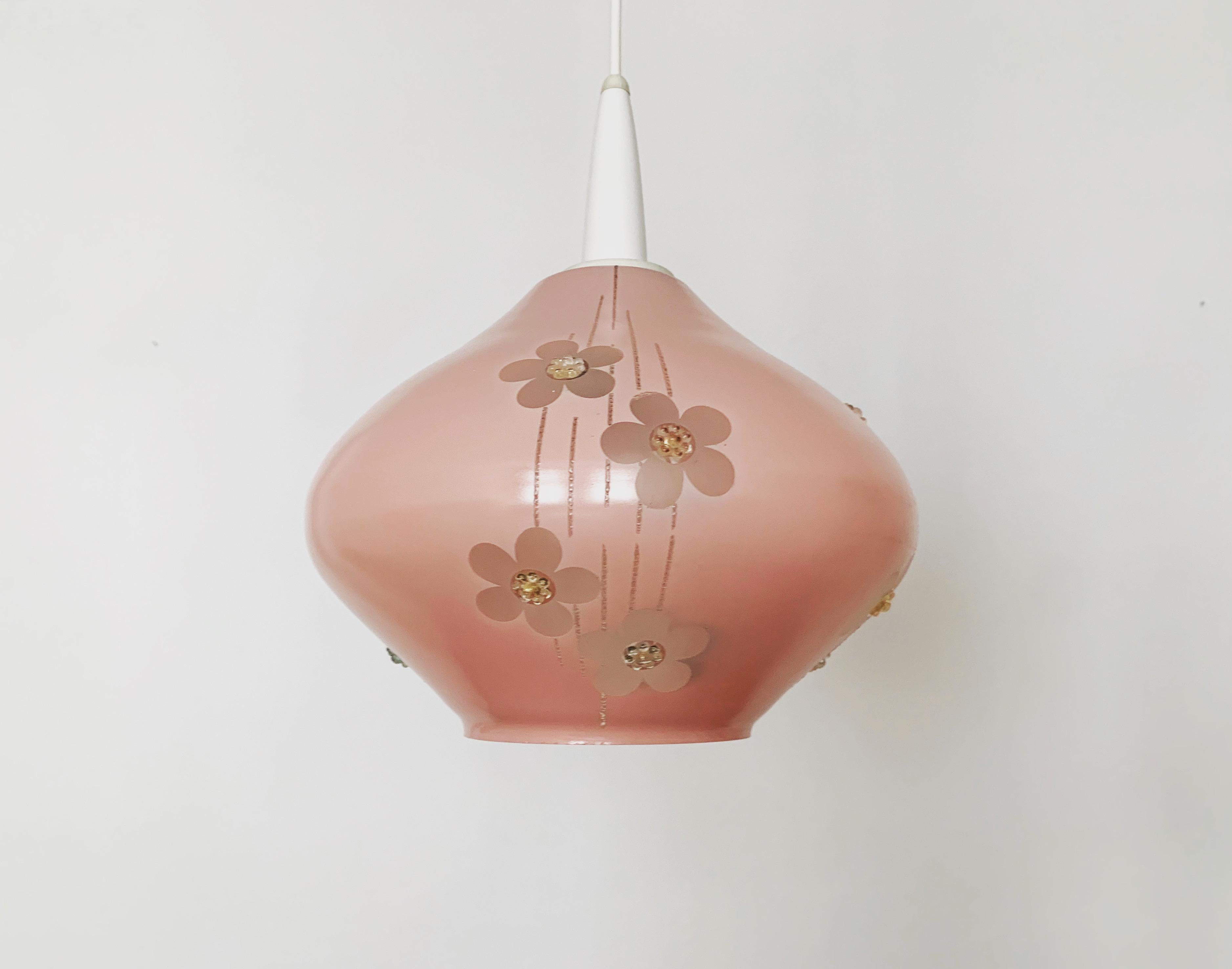 Splendida lampada a sospensione in vetro rosa degli anni '50.
La lampada è lavorata con cura e con dettagli speciali come i fiori in rilievo.
Si crea una luce molto calda.

Condizioni:

In buone condizioni vintage con lievi segni di usura dovuti