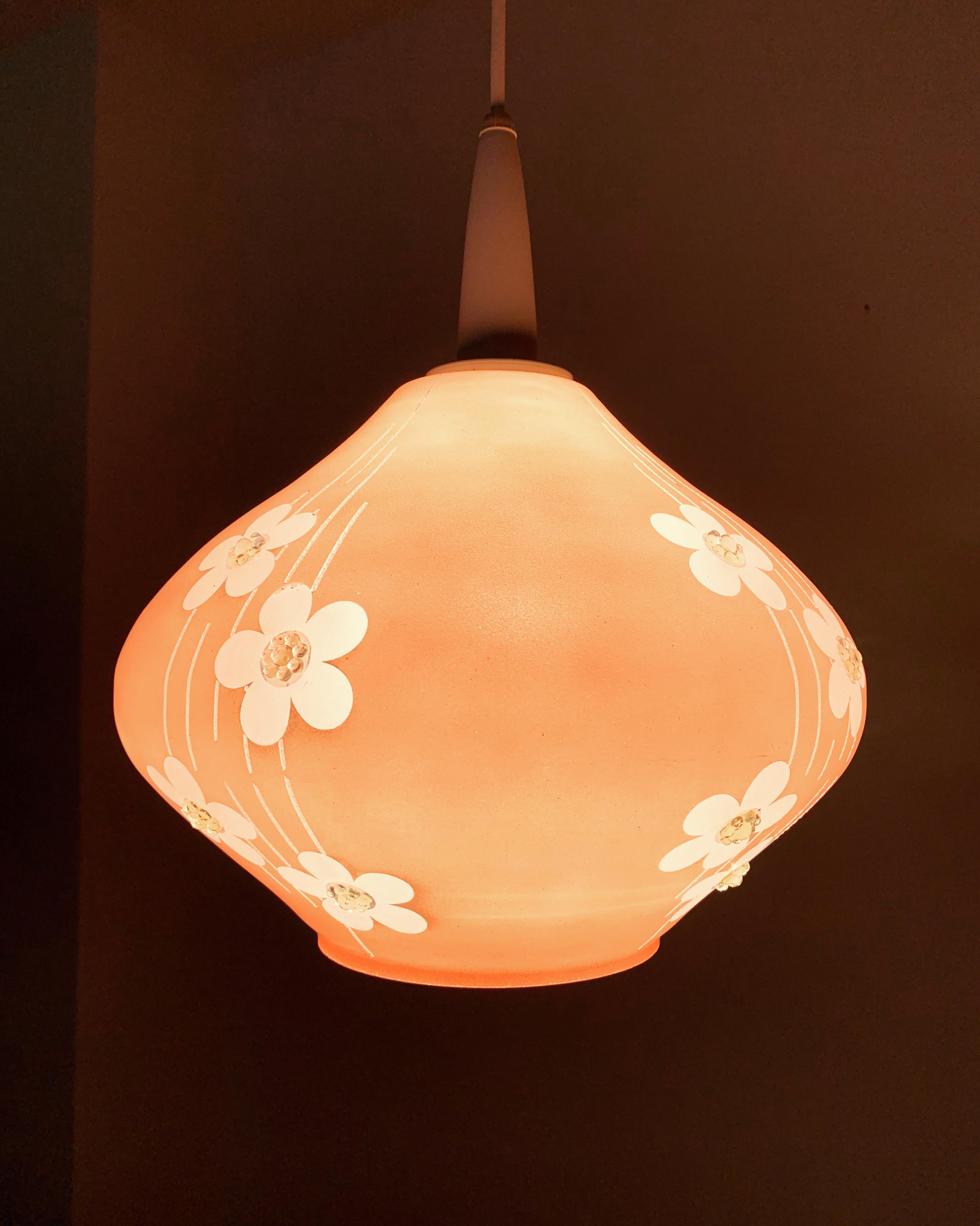 Lampada a sospensione in vetro rosa in vendita 1