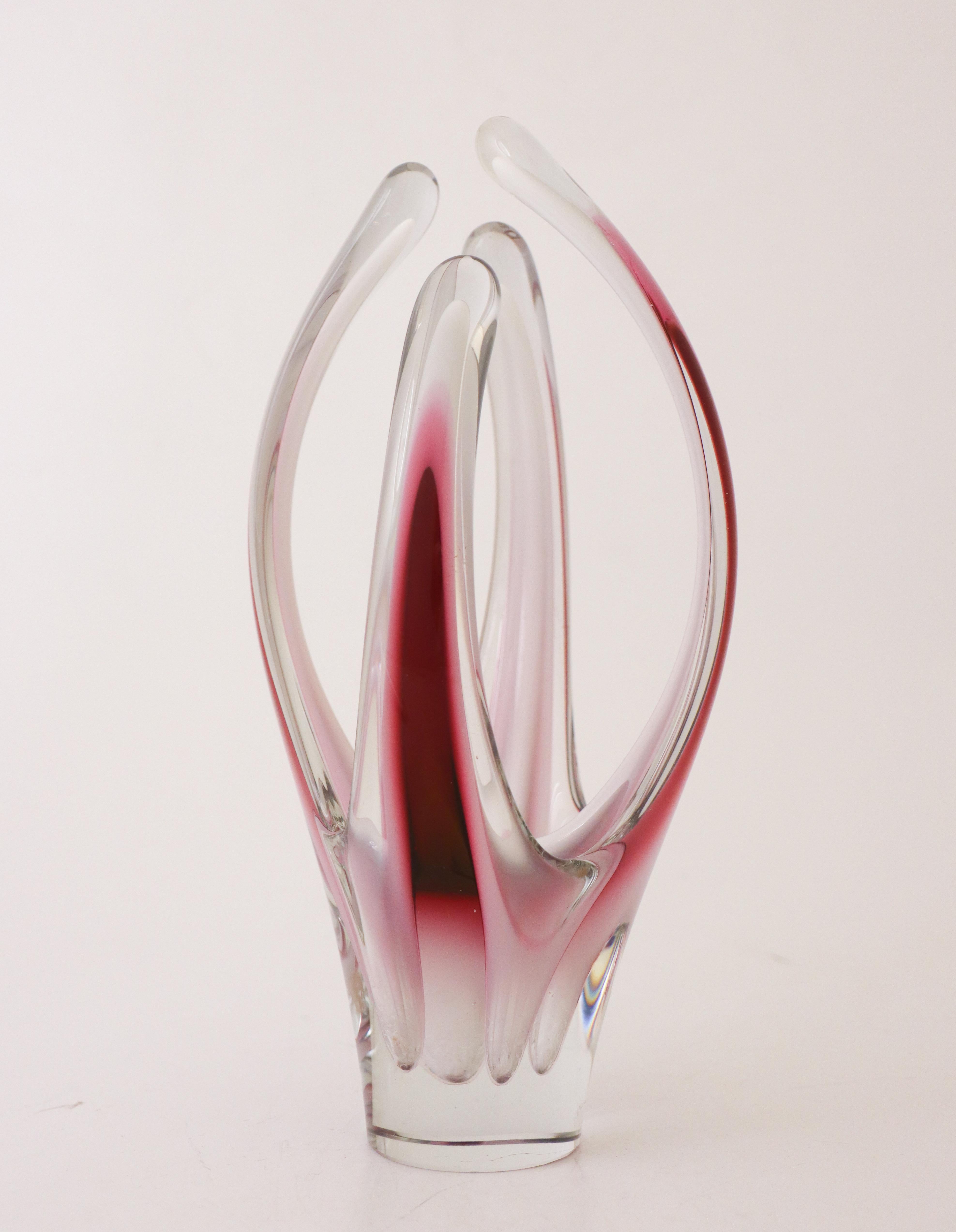 Une belle sculpture en verre rose / vase du modèle Coquille conçu par Paul Kedelv à la verrerie Flygsfors en Suède en 1960. Il mesure 27 cm de haut et est en excellent état, à l'exception de quelques légères éraflures ci-dessous. Il est signé et