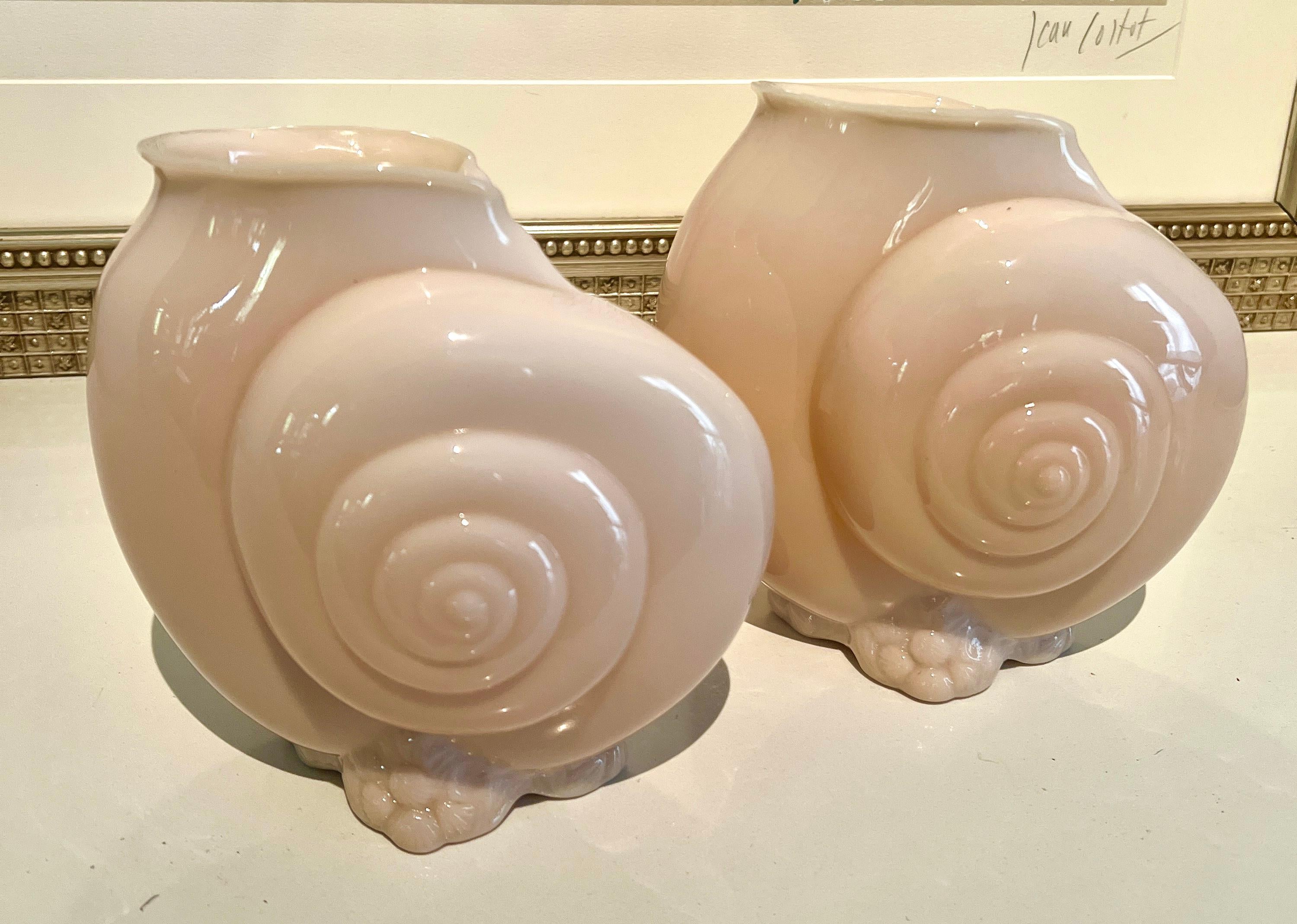 Coppia di vasi in vetro rosa a forma di conchiglia.  I vasi sono di buone dimensioni e peso e sarebbero perfetti per affiancare la mensola del camino o come centrotavola.

Un'ottima tonalità di rosa, delicata ma decisa.  Si adatta a molti spazi,