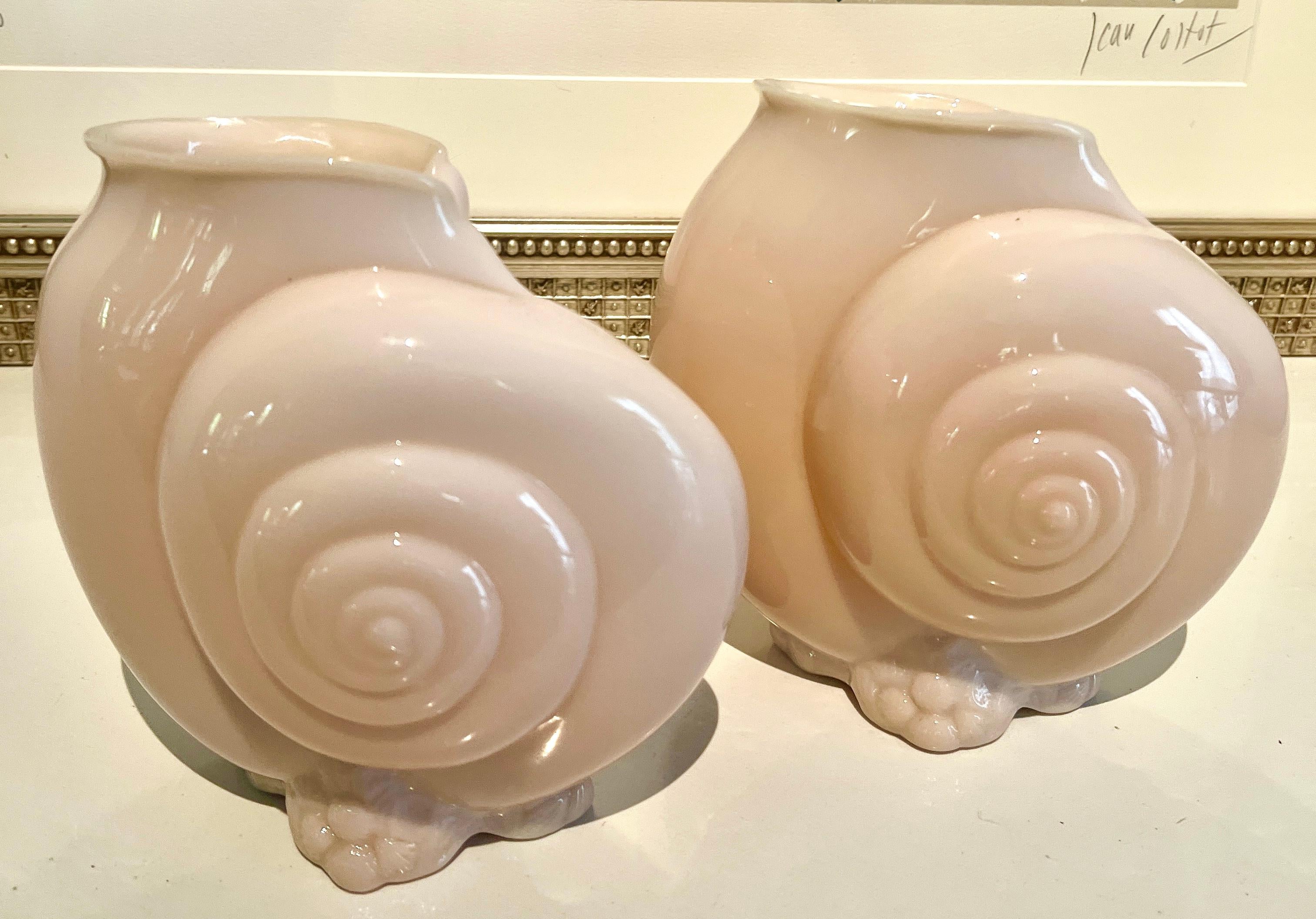 Mid-Century moderno Vasi a conchiglia in vetro rosa in vendita