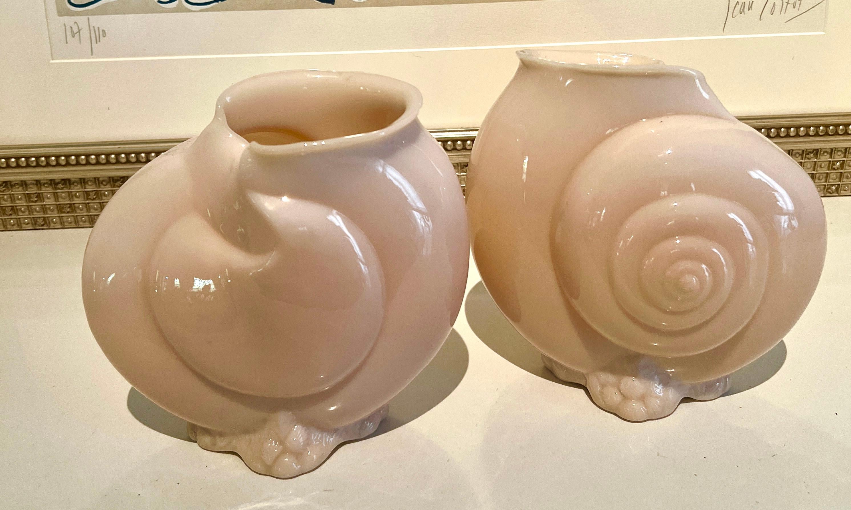 XX secolo Vasi a conchiglia in vetro rosa in vendita