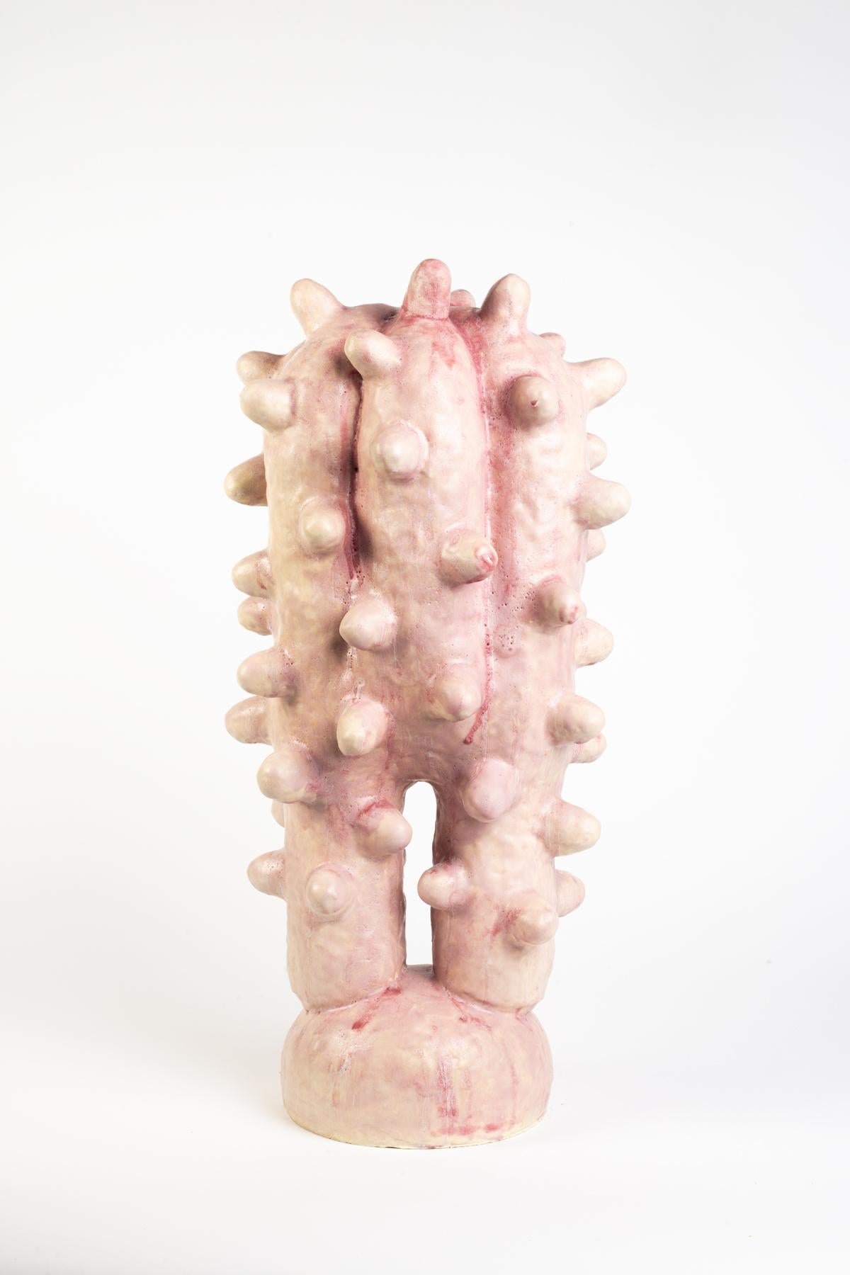 Scultura in gres smaltato rosa di Laurent Dufour. 
Firma dell'artista sotto la base. 2024. Pezzo unico. 
H. : 25,6 x 11,8 x 11,8 pollici.