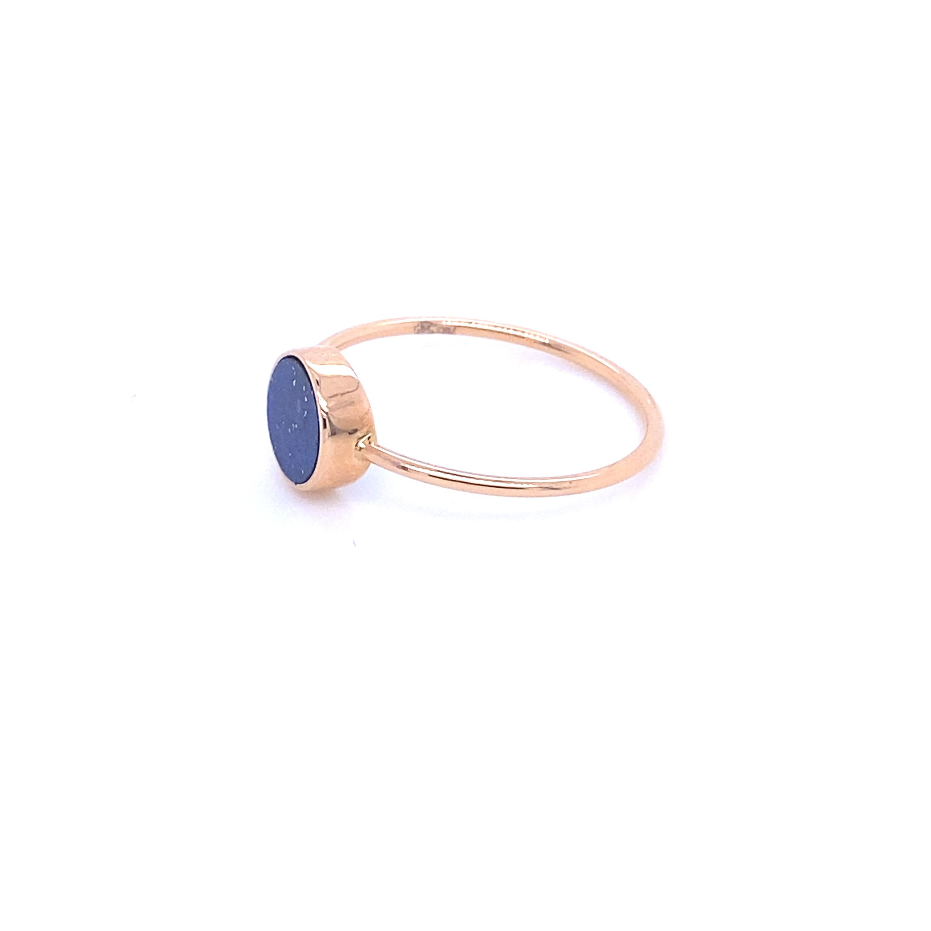 Pink Gold 18 Carat accompanied with a Lapis Lazuli Disk Ring
This Ring is a variation of natural stone and original and graphic shapes. We play with colors, we associate them, we wear them in accumulation... for a colorful life. The benefits of