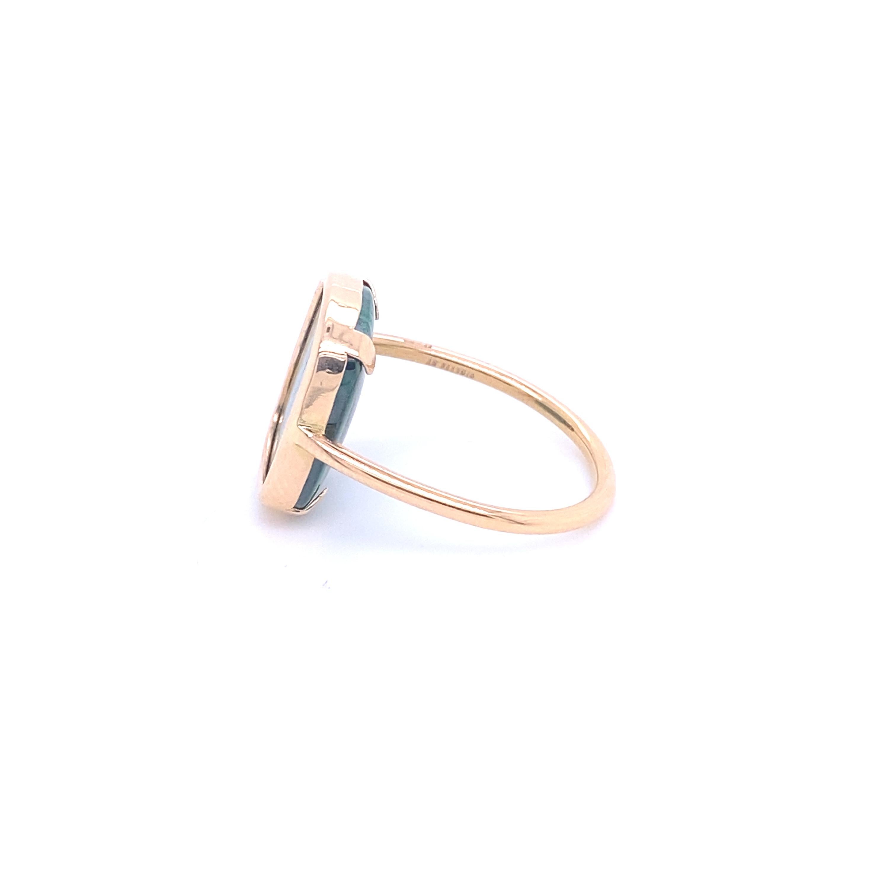 Entdecken Sie diesen prächtigen Ring aus 18 Karat Roségold mit einem wunderschönen Malachit. Sein originelles Design, das auf halbem Weg zwischen quadratisch und rechteckig liegt, verleiht diesem Ring einen einzigartigen Vintage-Touch.

Der für