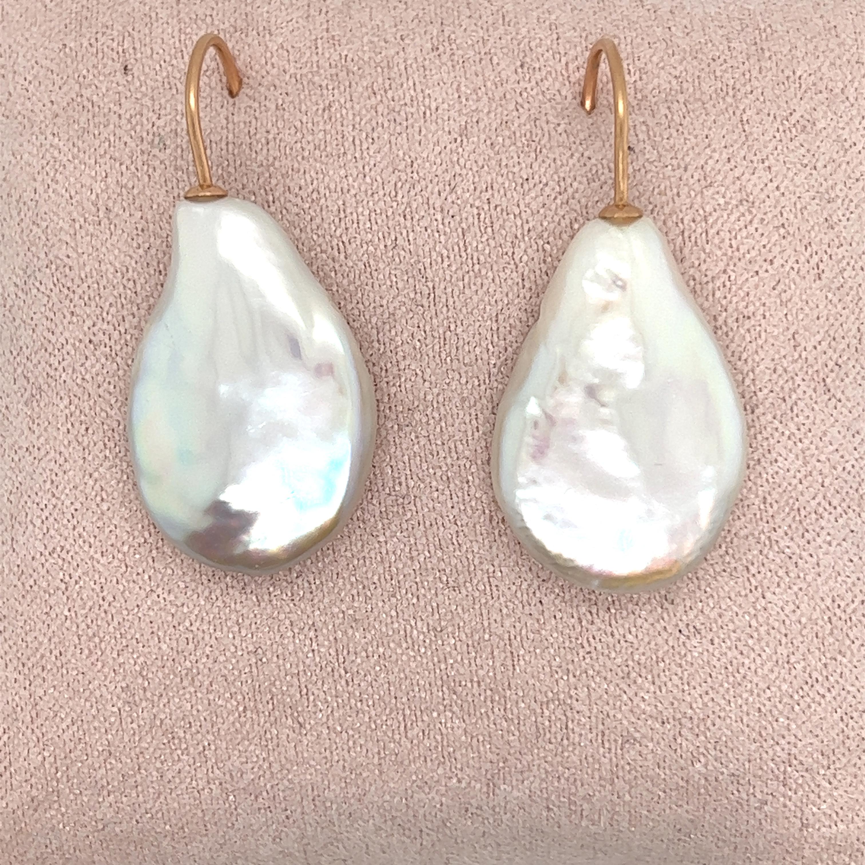 Pink Gold Baroque Freshwater Cultured Pearl Earring
These earrings are in 18K pink gold. And are set with 2 baroque pearl. The earrings have a length of 3.6 cm. And a width of 1.5 cm. The baroque beads are of different shape. A pair can never be