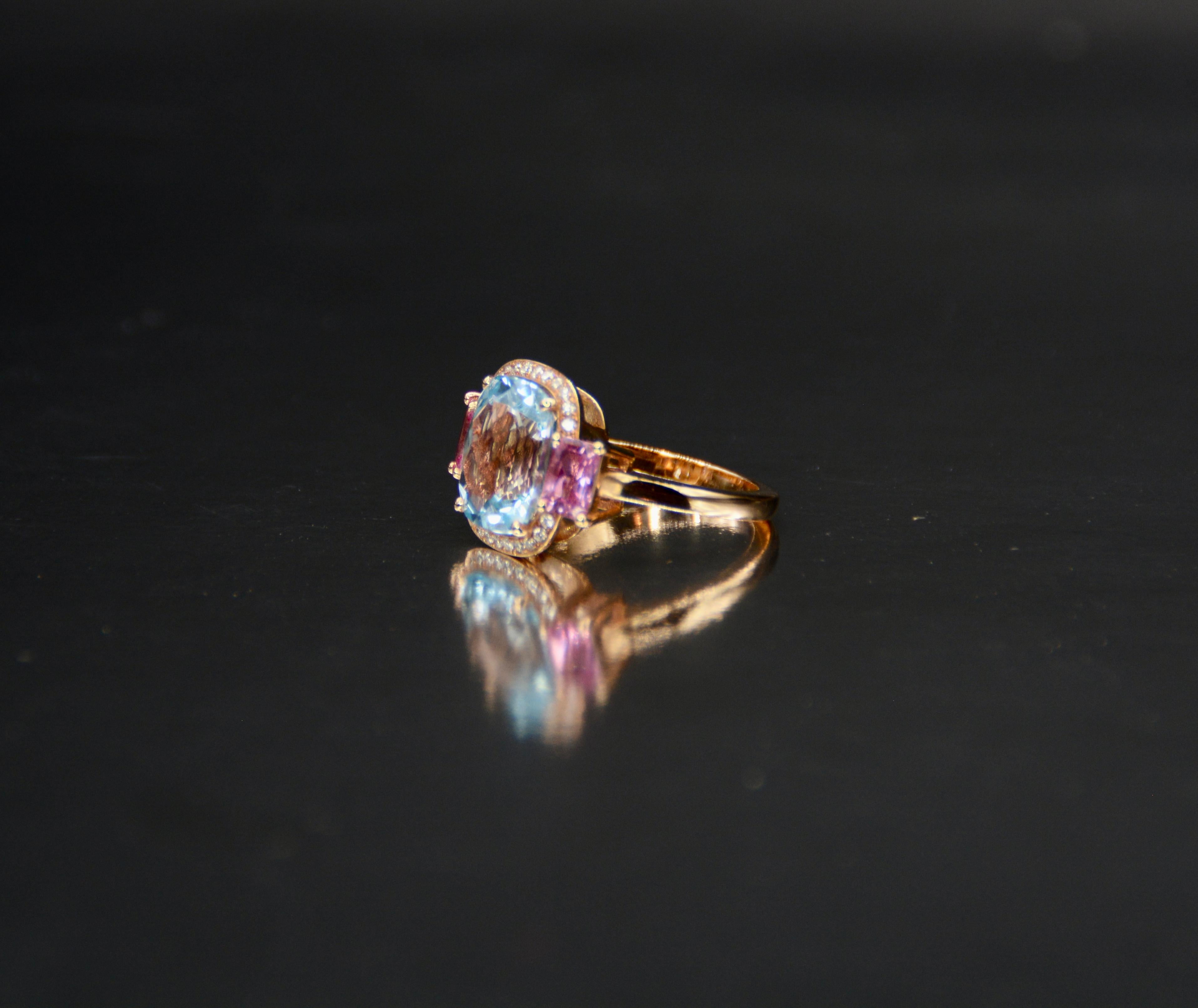 Bague de cocktail en or rose sertie de topaze, saphir rose et diamants

Cette bague de cocktail en or rose est une pièce Art déco remarquable qui ne manquera pas d'attirer l'attention. Conçue en or rose 18 carats, elle est sertie de trois pierres