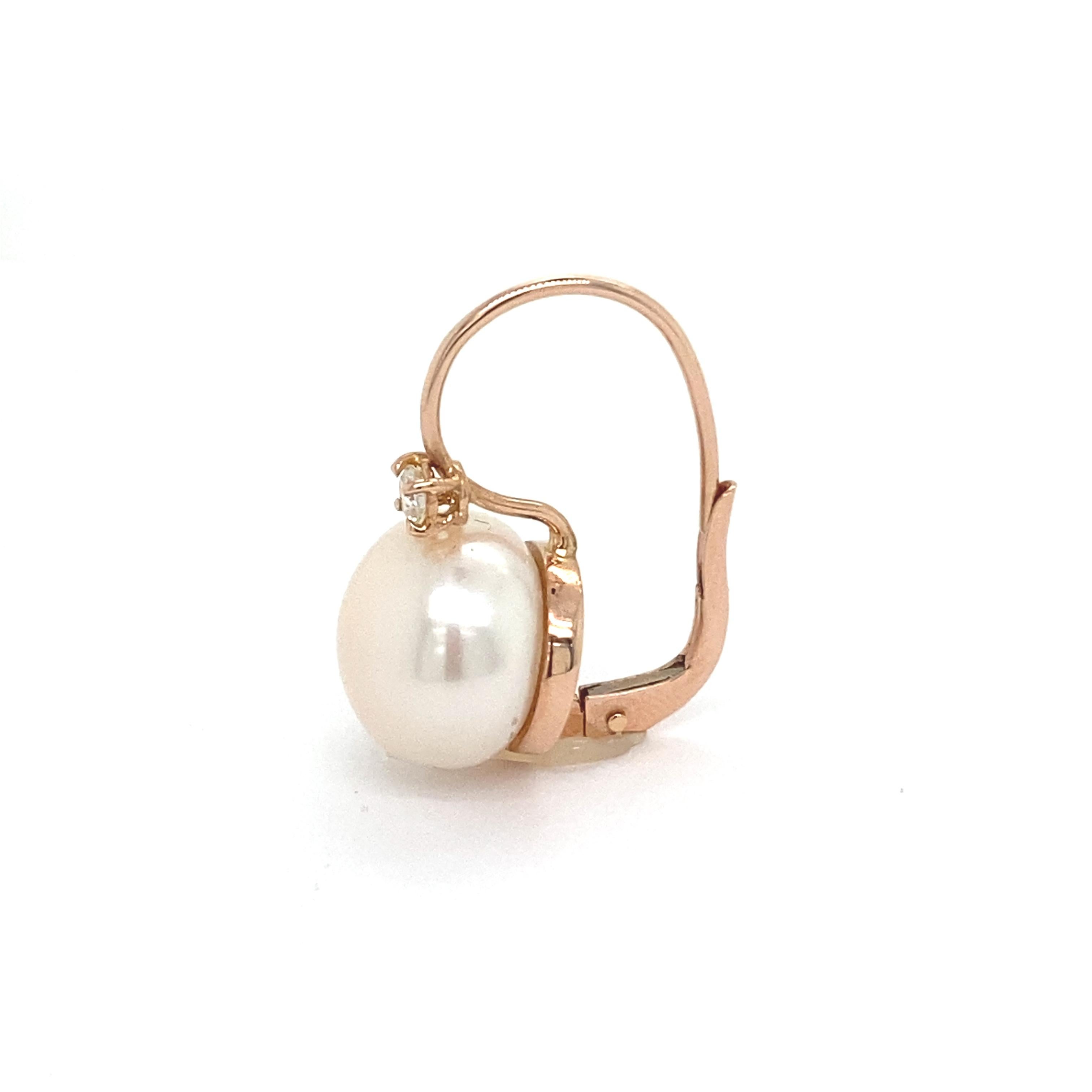 Discover these magnificent earrings in 18-carat pink gold, accompanied by 0.14-carat diamonds and a pearl, a creation of Mesure et Art du Temps. These earrings are both elegant and timeless, combining the beauty of rose gold with the sparkle of