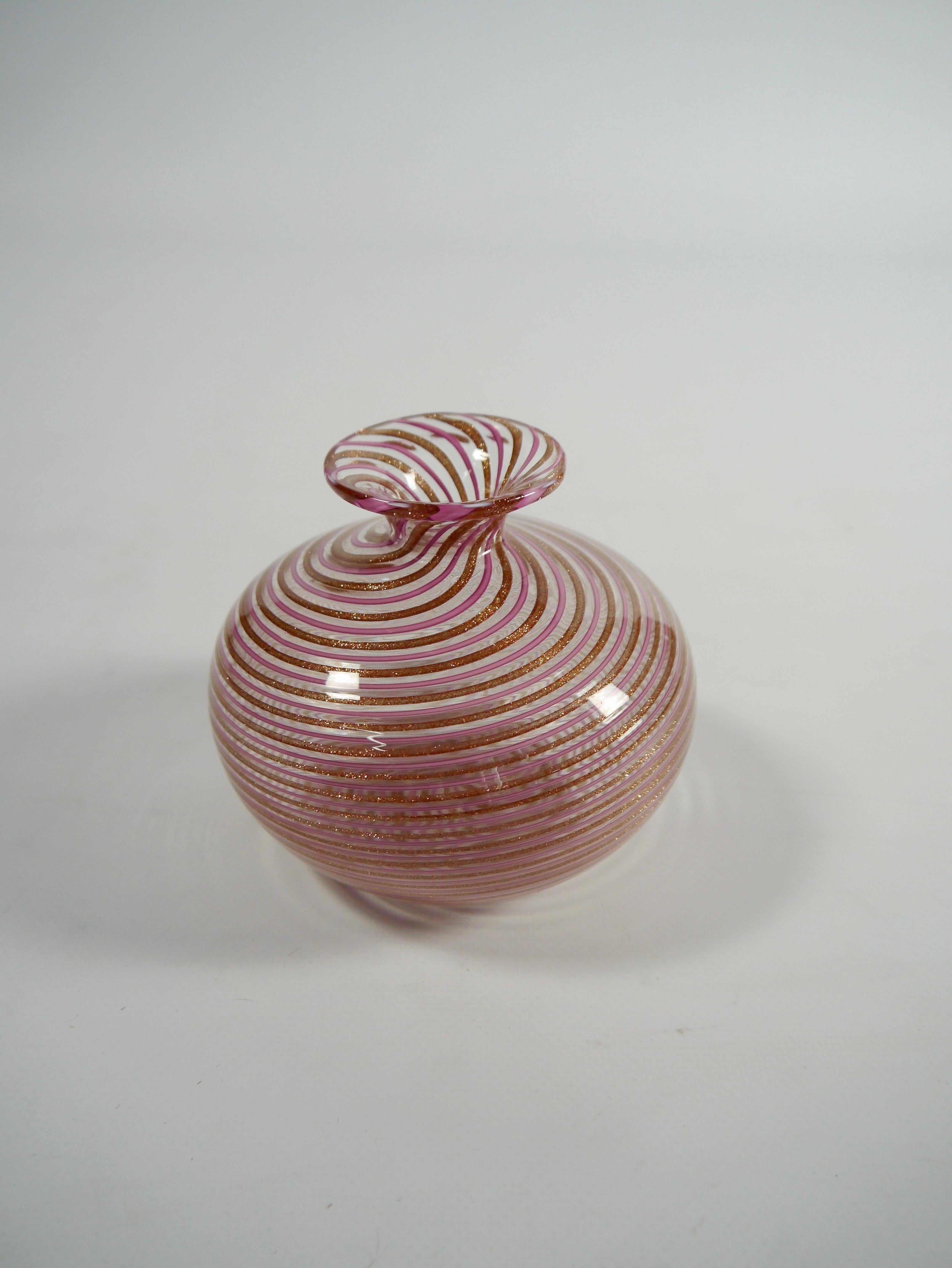 Pink, clear and gold leaf striped Murano glass vase, Aventurine and Mezza Filigrana technique. Most likely by Dino Martens for Aureliano Toso, Italy, 1950s.