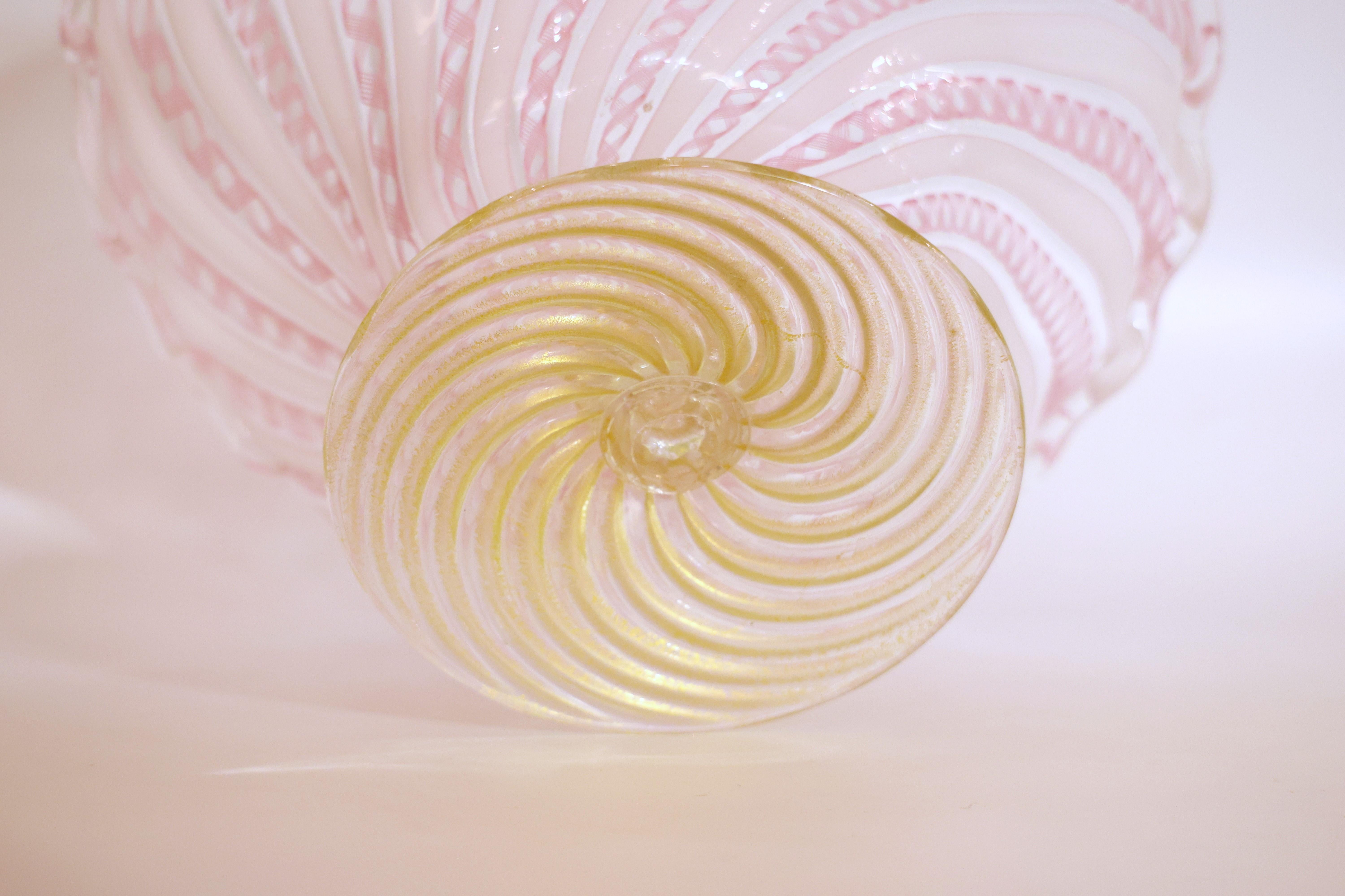 Mid-Century moderno Centrotavola/ciotola Latticino in vetro di Murano rosa e oro con bordo smerlato in vendita