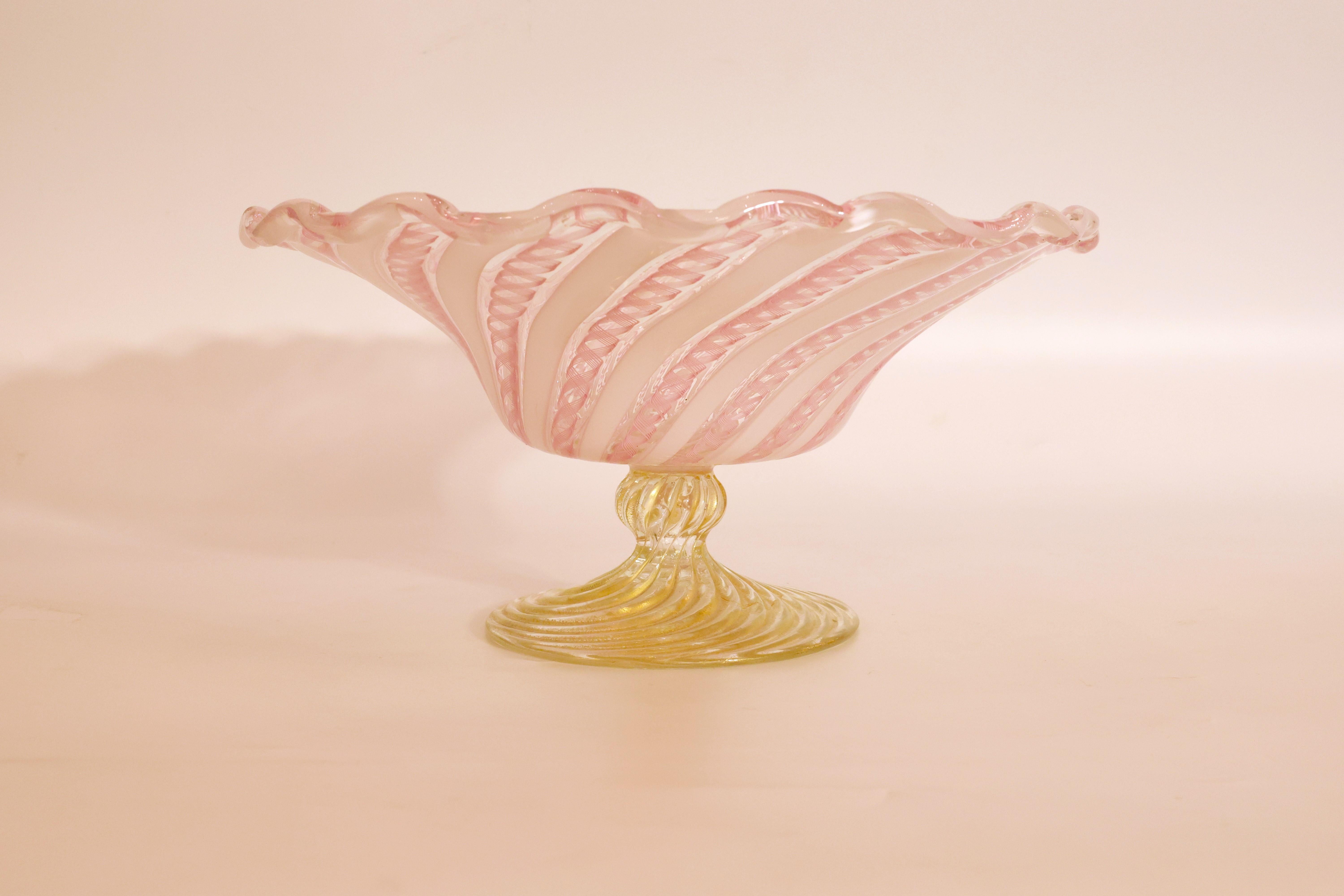 Italiano Centrotavola/ciotola Latticino in vetro di Murano rosa e oro con bordo smerlato in vendita