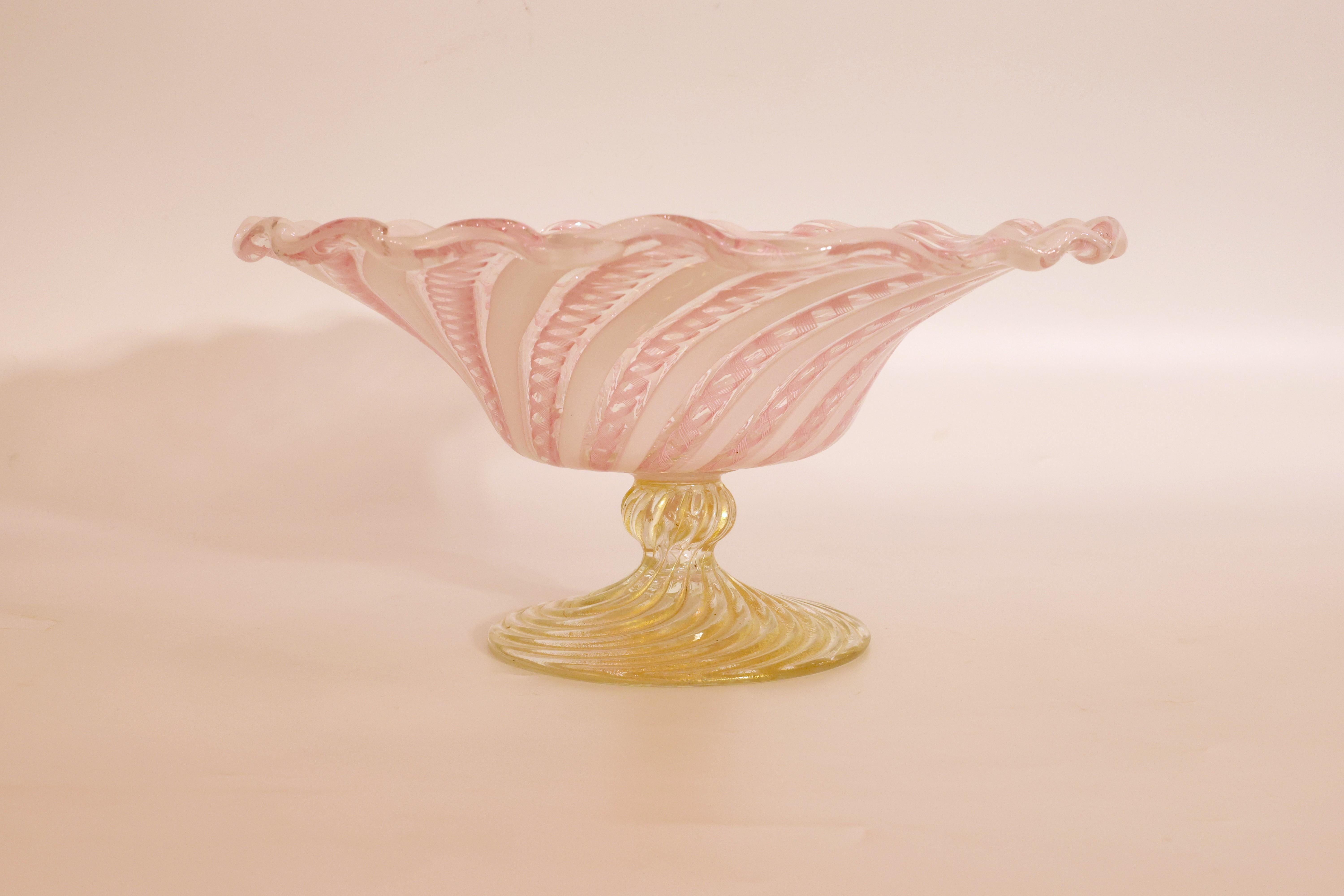 Centrotavola/ciotola Latticino in vetro di Murano rosa e oro con bordo smerlato In condizioni buone in vendita a New York, NY