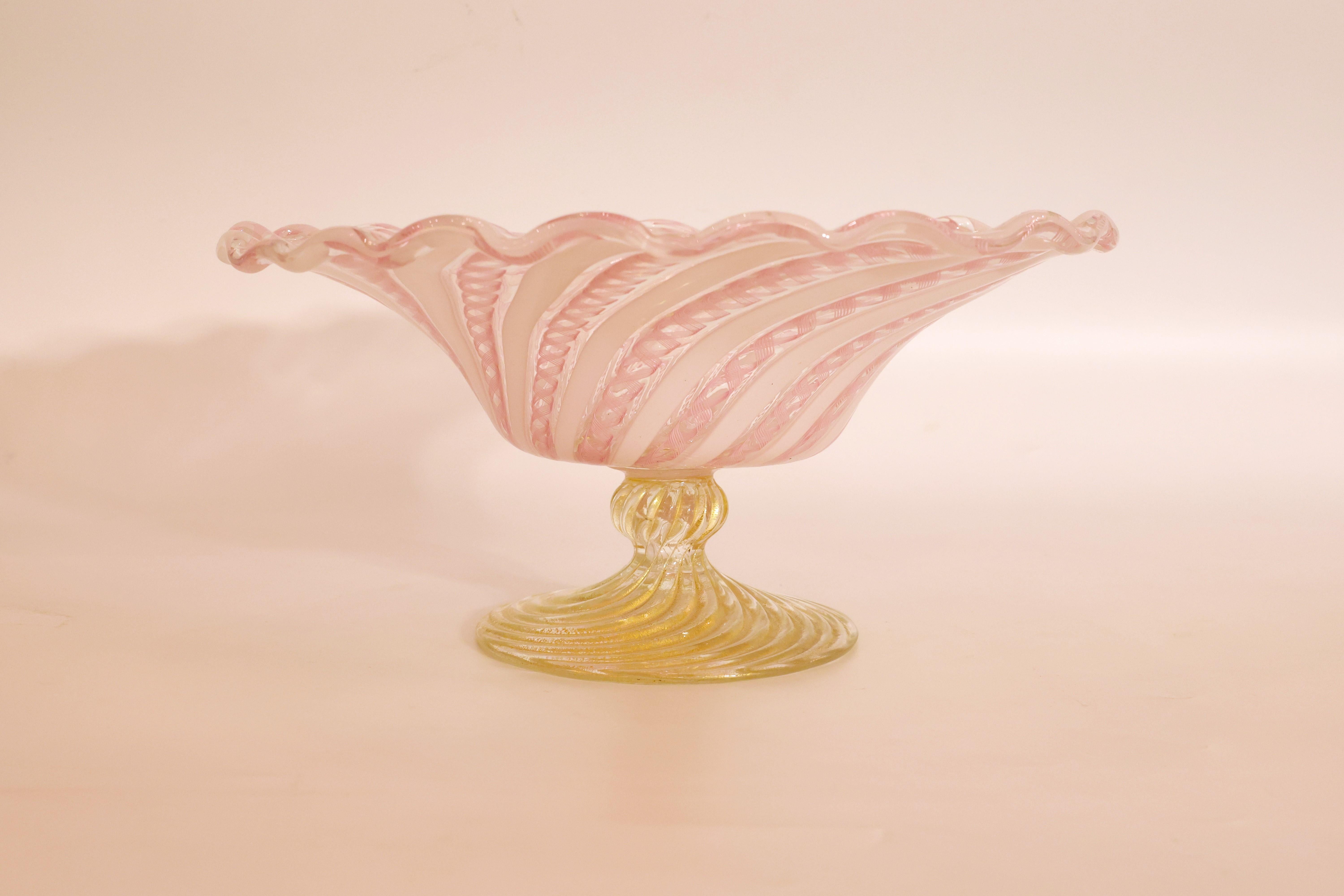 XX secolo Centrotavola/ciotola Latticino in vetro di Murano rosa e oro con bordo smerlato in vendita