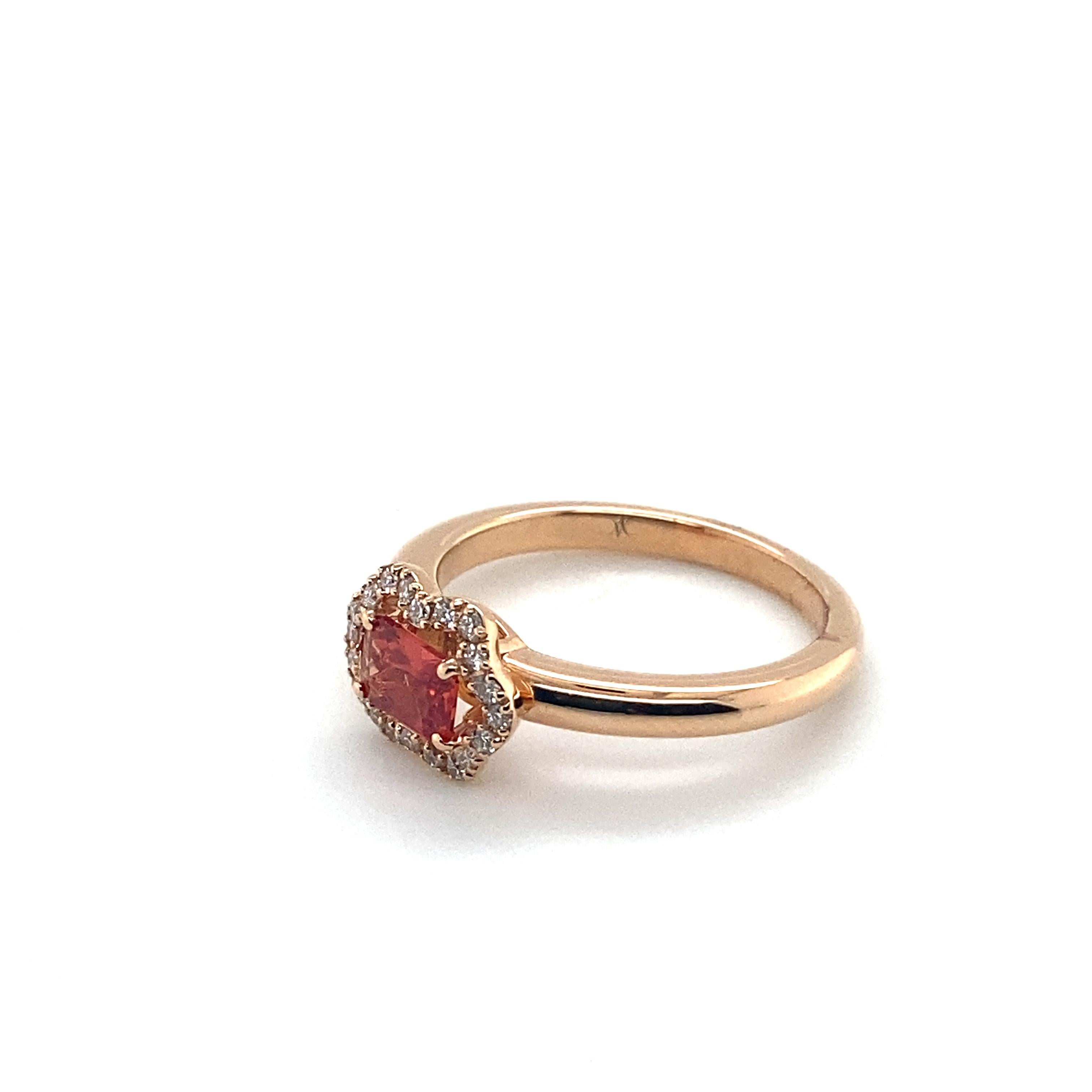 Ring aus rosa Roségold mit orangefarbenem Saphir, umgeben von Diamanten (Radiantschliff) im Angebot