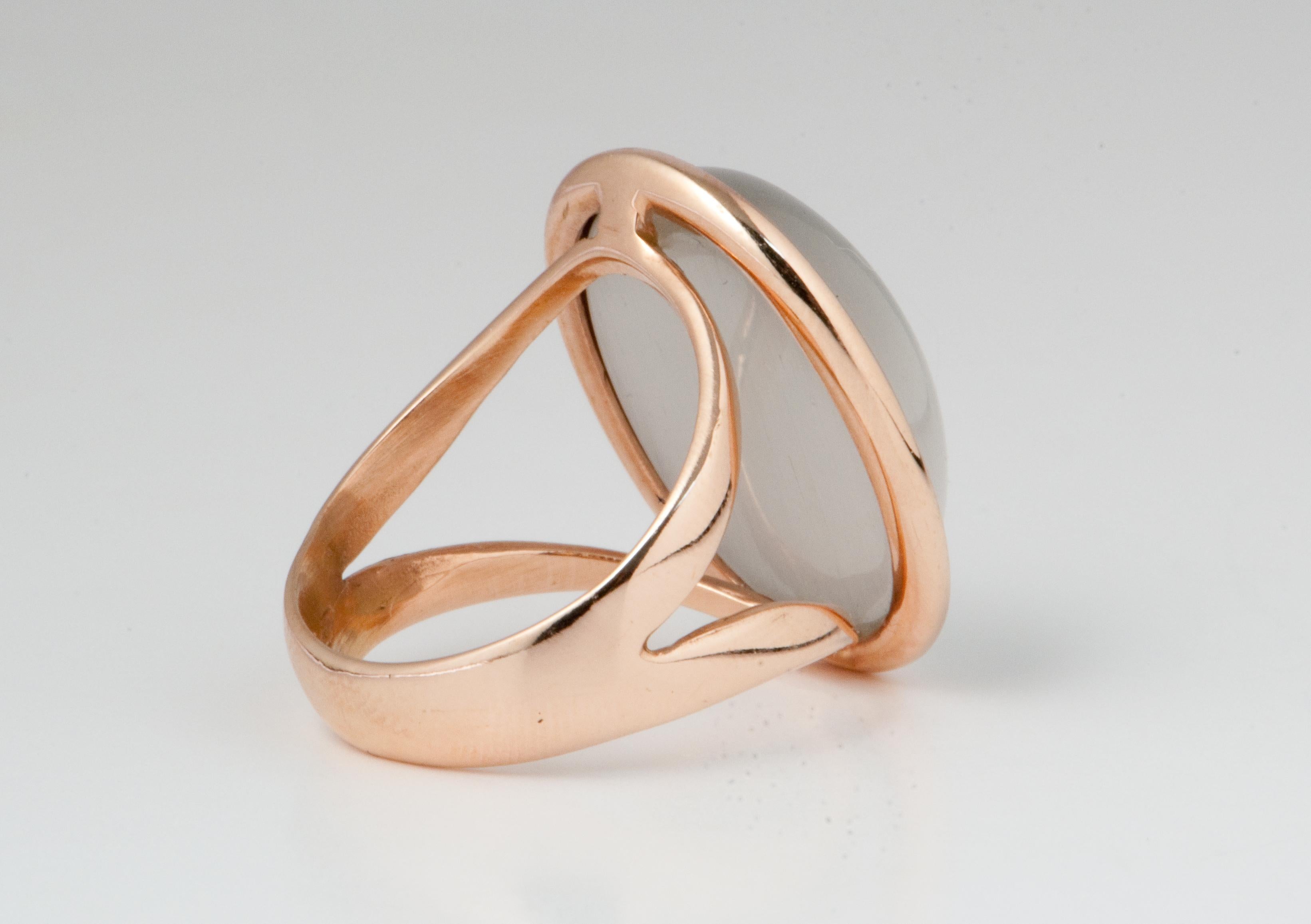 Pink Gold ring with grey quartz shape cabochon.  
Pink gold 18 ct 
US Size : 7
The design and conception of the ring is realised in my work shop. 