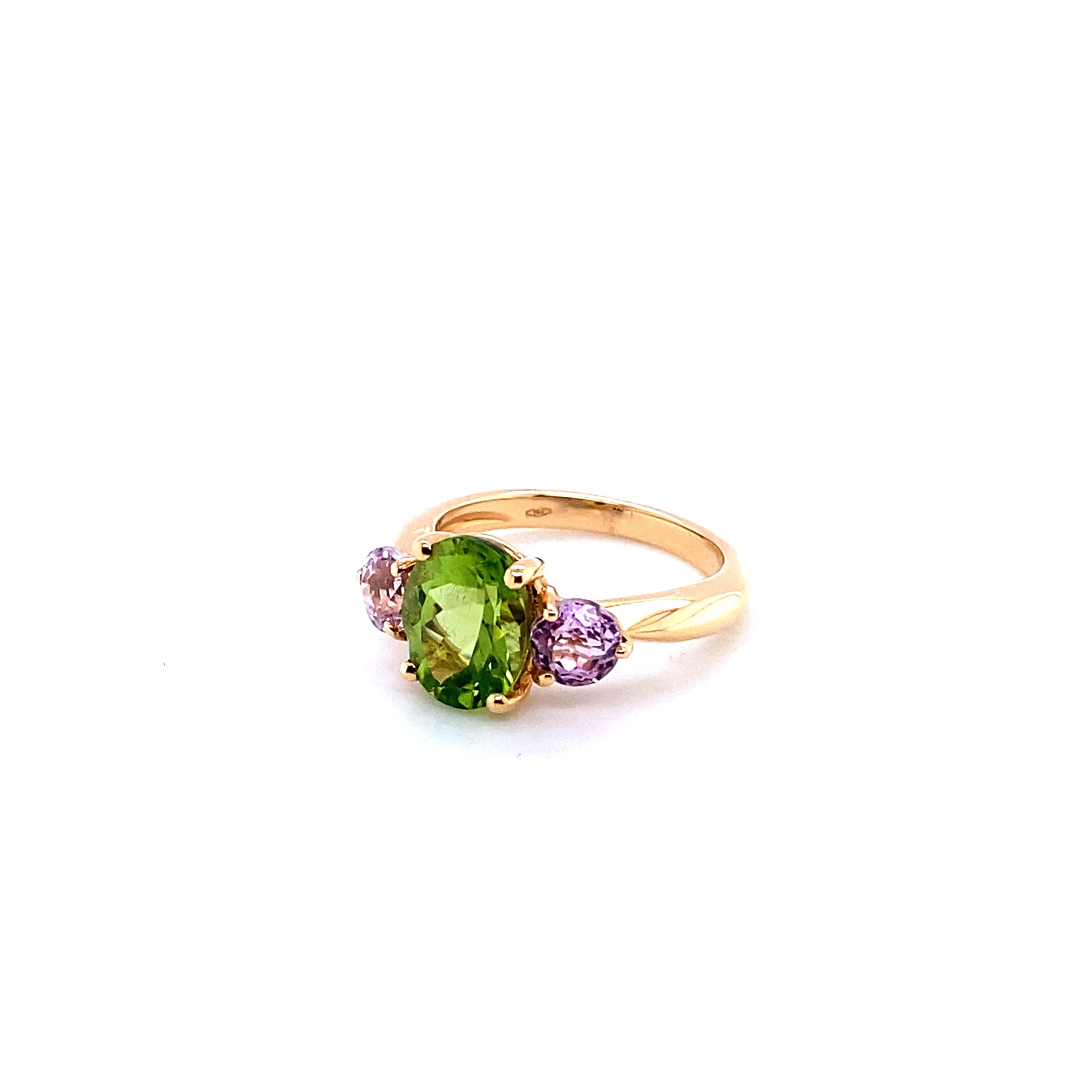Pink Gold Ring Surmounted by a Peridot Accompanied by Two Kunzites
French Collection by Mesure et Art du Temps.

The Oval Peridot is 1cm in length and 0.8 cm in width.
The Kunzite is 0.5cm in length and 0.5cm in width.
The weight of the gold is 5.15