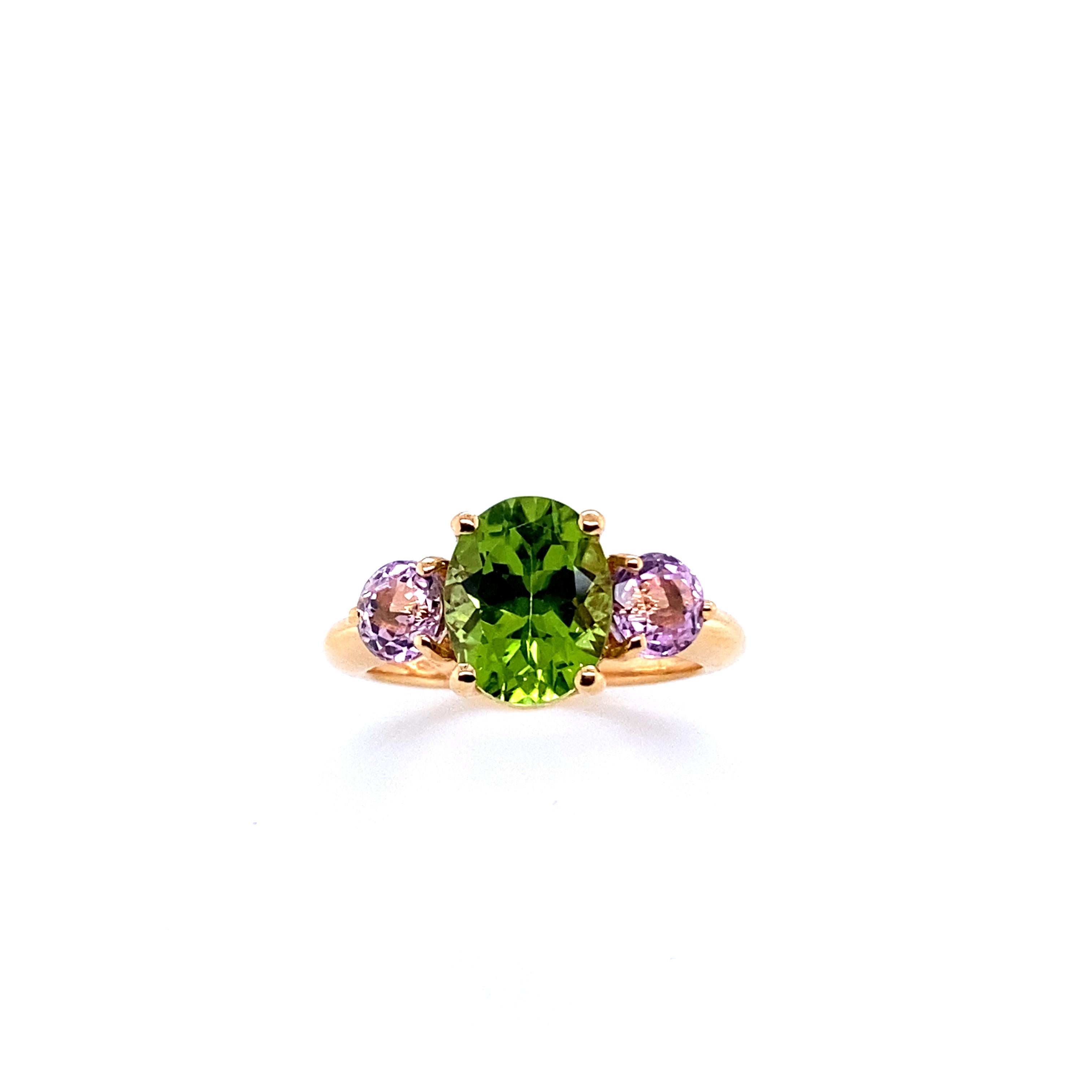 Pink Gold Ring Surmounted by a Peridot Accompanied by Two Kunzites In New Condition In Vannes, FR