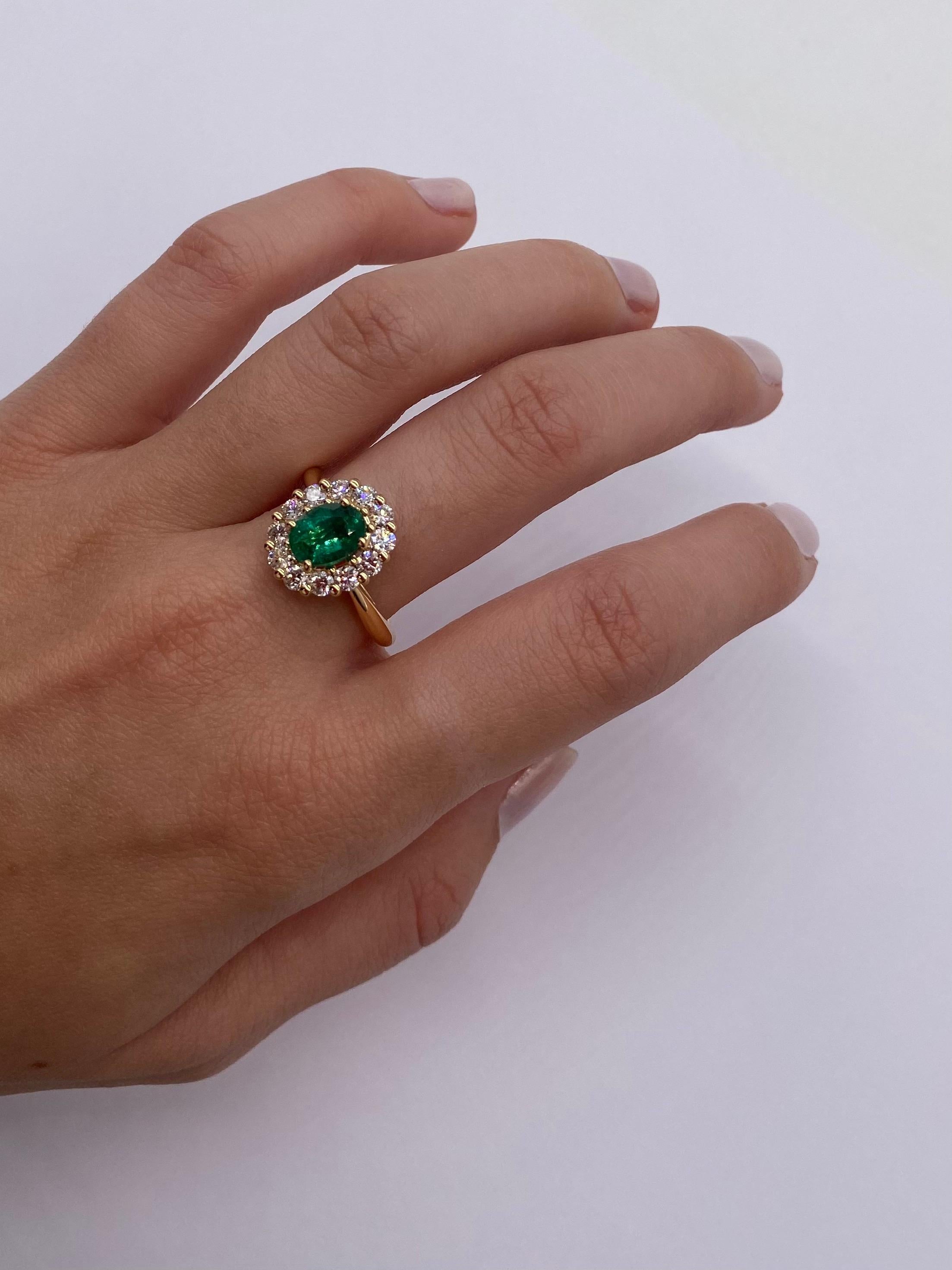 Es ist ein Pompadour-Ring, was bedeutet, dass die Geschichte dieses Rings im 18. Jahrhundert entstand, als der König seiner Mätresse mit luxuriösem Geschmack einen Ring schenkte, der mit einem imposanten ovalen zentralen Saphir, umgeben von