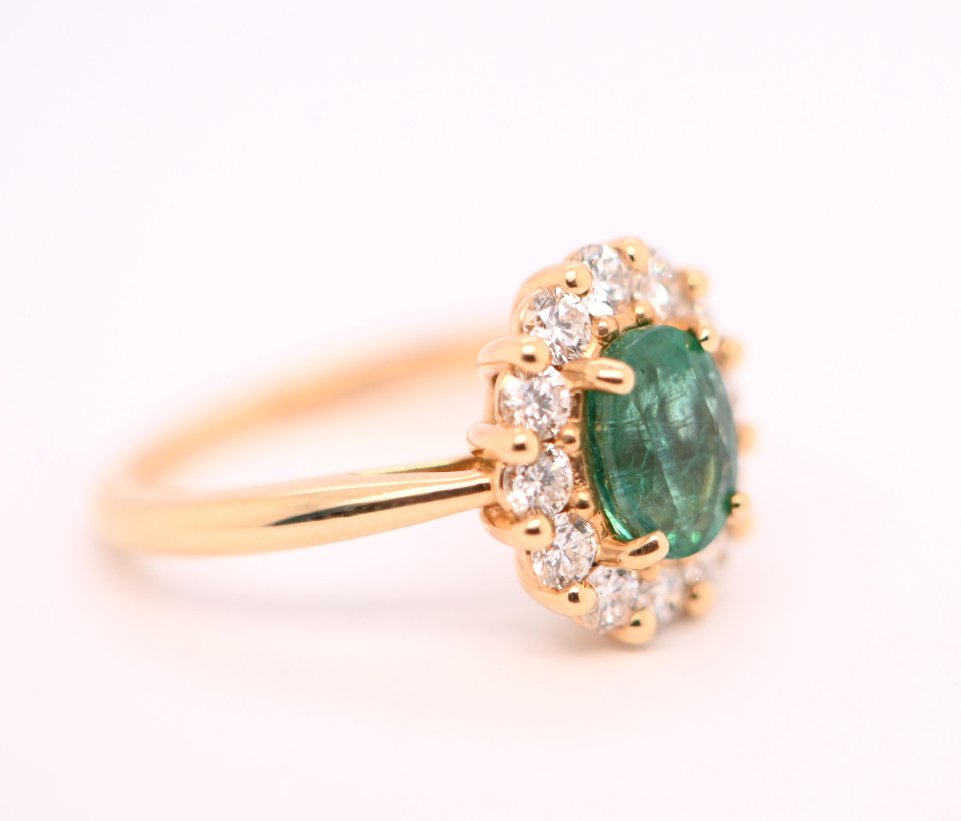 Ring aus Rotgold mit einem von Diamanten umgebenen Smaragd in der Mitte im Zustand „Neu“ im Angebot in Vannes, FR
