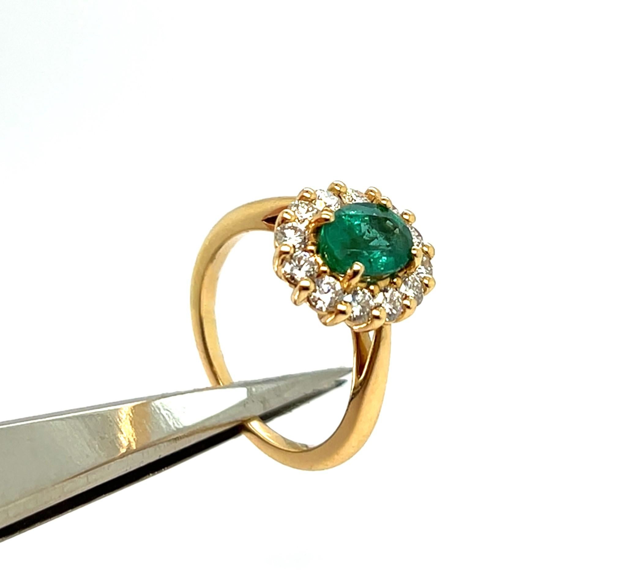Ring aus Rotgold mit einem von Diamanten umgebenen Smaragd in der Mitte im Angebot 1