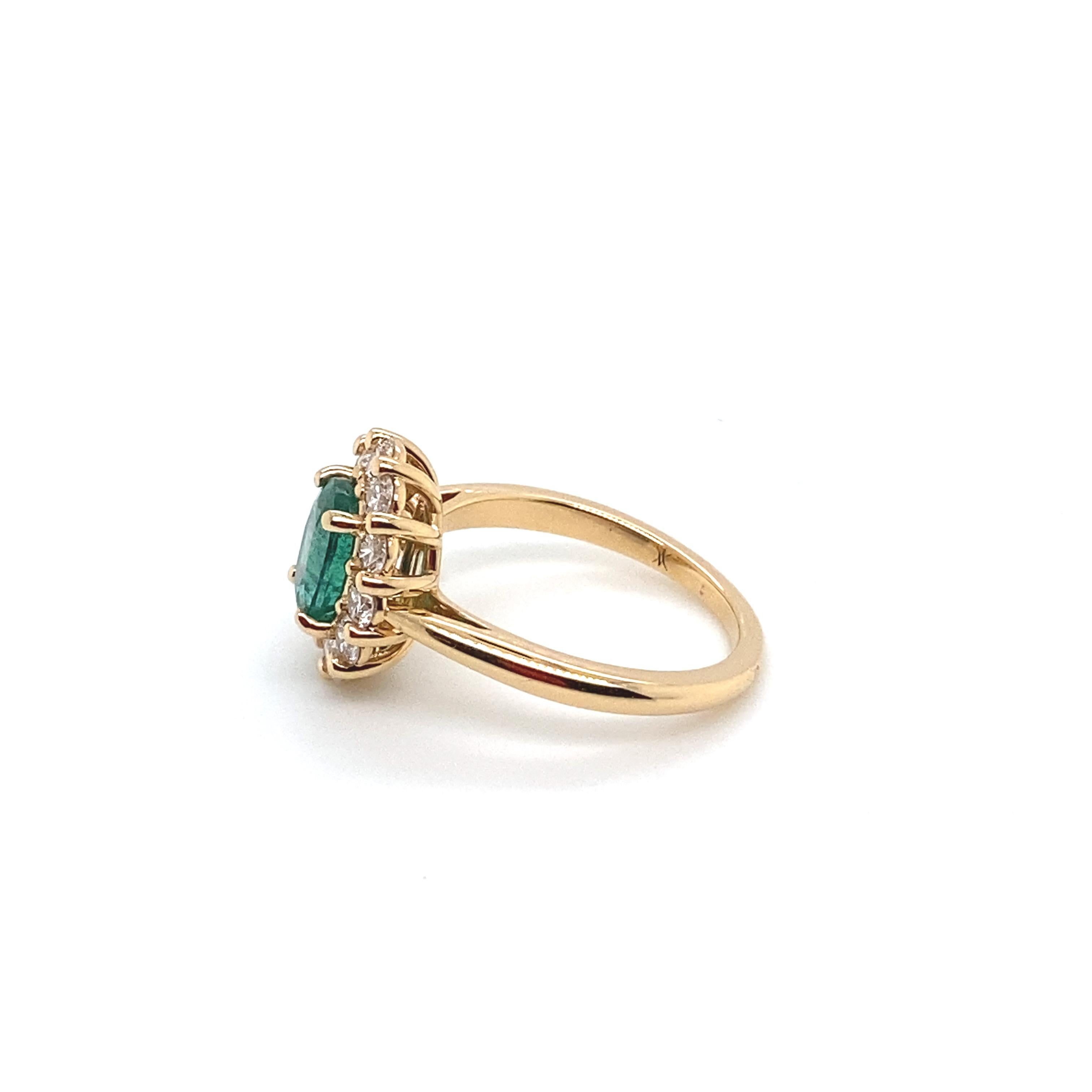 Ring aus Rotgold mit einem von Diamanten umgebenen Smaragd in der Mitte im Angebot 2