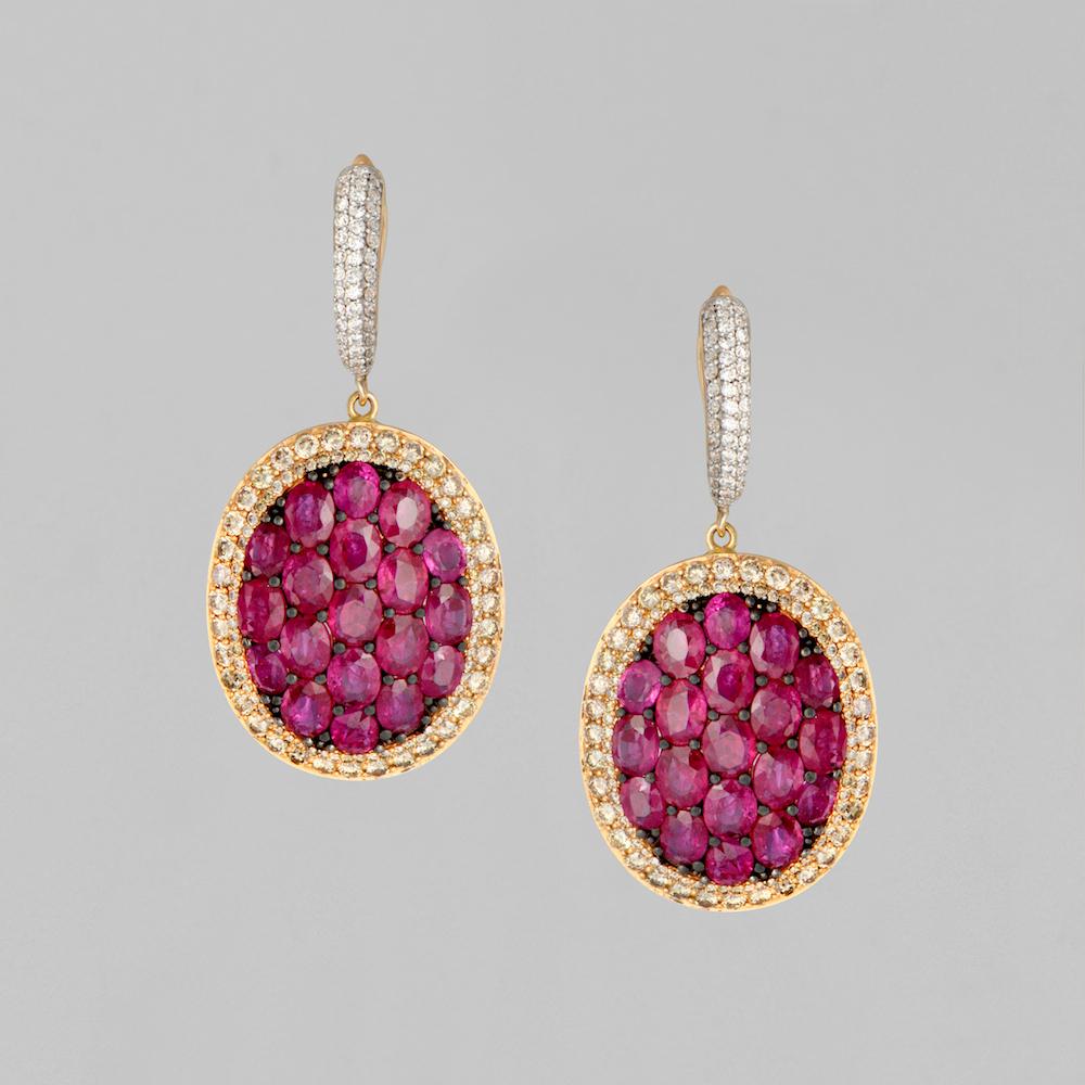 Oro rosa de 18 k
Rubí: 14,83 ct
Diamantes amarillos fantasía: 2,65 ct
Diamantes blancos 0,65 ct
Fabricado en Francia
Rubí natural
Diamantes rosas y blancos naturales
Longitud: 4.8 cm
Peso: 17,98 gr.