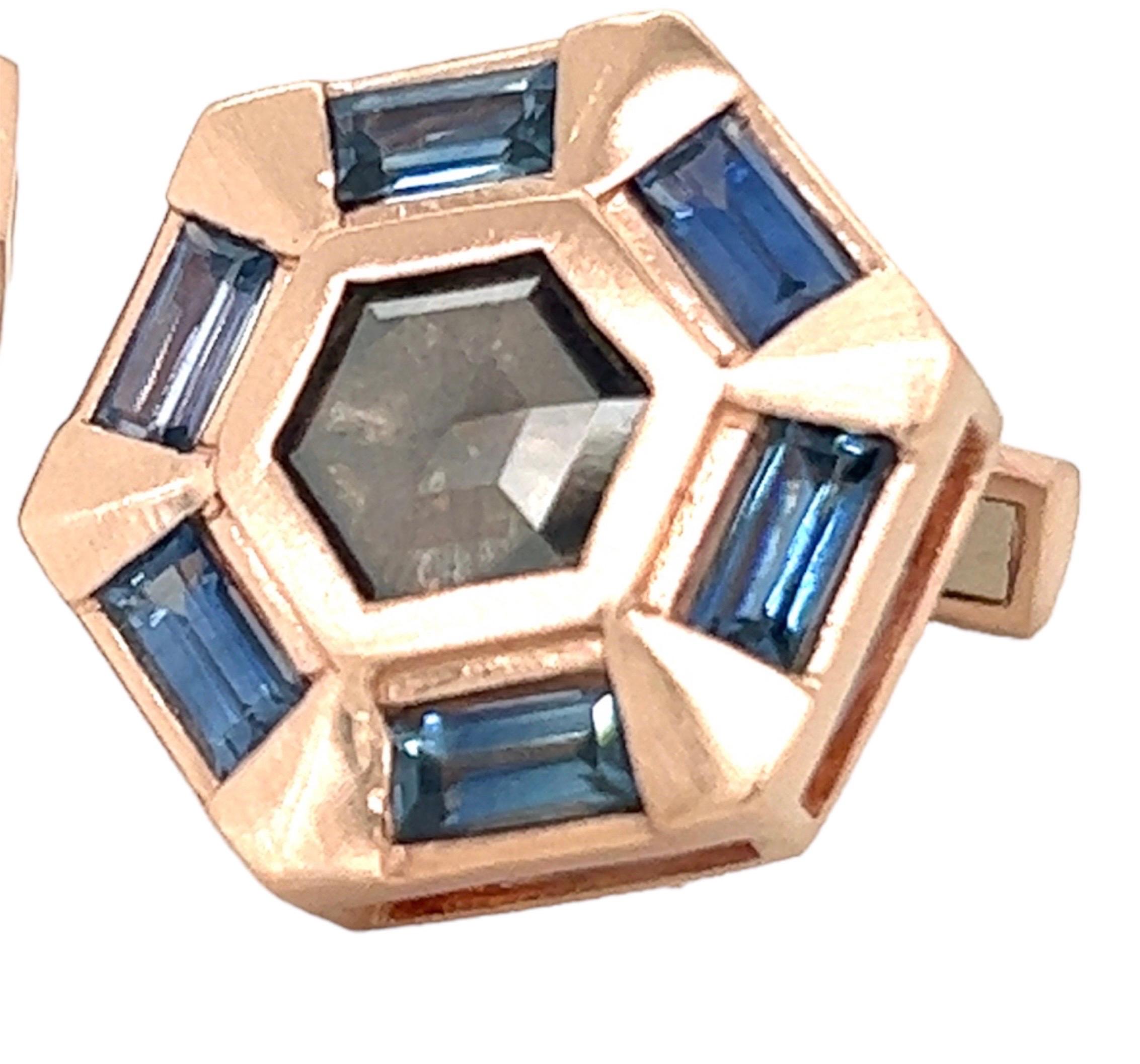 Réalisés avec précision en or rose 18 carats, ces boutons de manchette présentent un design hexagonal unique au charme intemporel. Chaque côté de l'hexagone est orné de saphirs baguettes méticuleusement choisis, totalisant un impressionnant 4,8