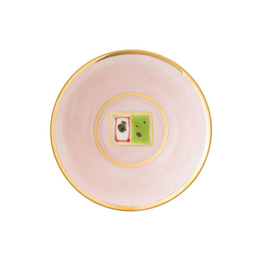 Die Kollektion Gold Impressions führt Corallas Erkundung von Geometrie und Minimalismus in eine neue Dimension, indem sie ihre ikonischen Designs mit strahlenden Goldakzenten versieht. Diese goldenen Elemente verwandeln vertraute Symbole, wie den