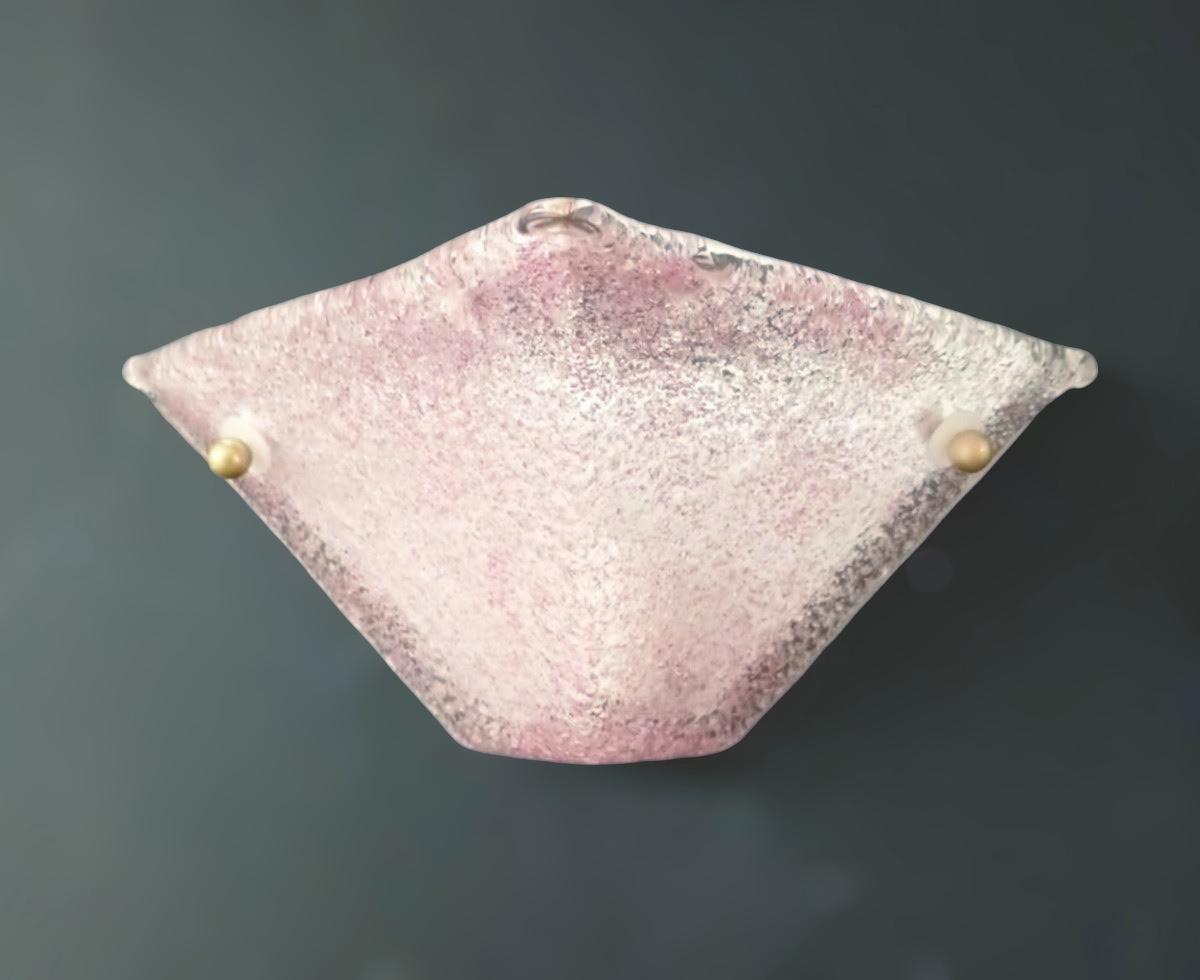 Italian wall light with a clear Murano angular glass hand blown with pink Graniglia to produce granular textured effect, mounted on white metal frame / Made in Italy in the style of Mazzega
Measures: Height 5 inches, width 12 inches, depth 6