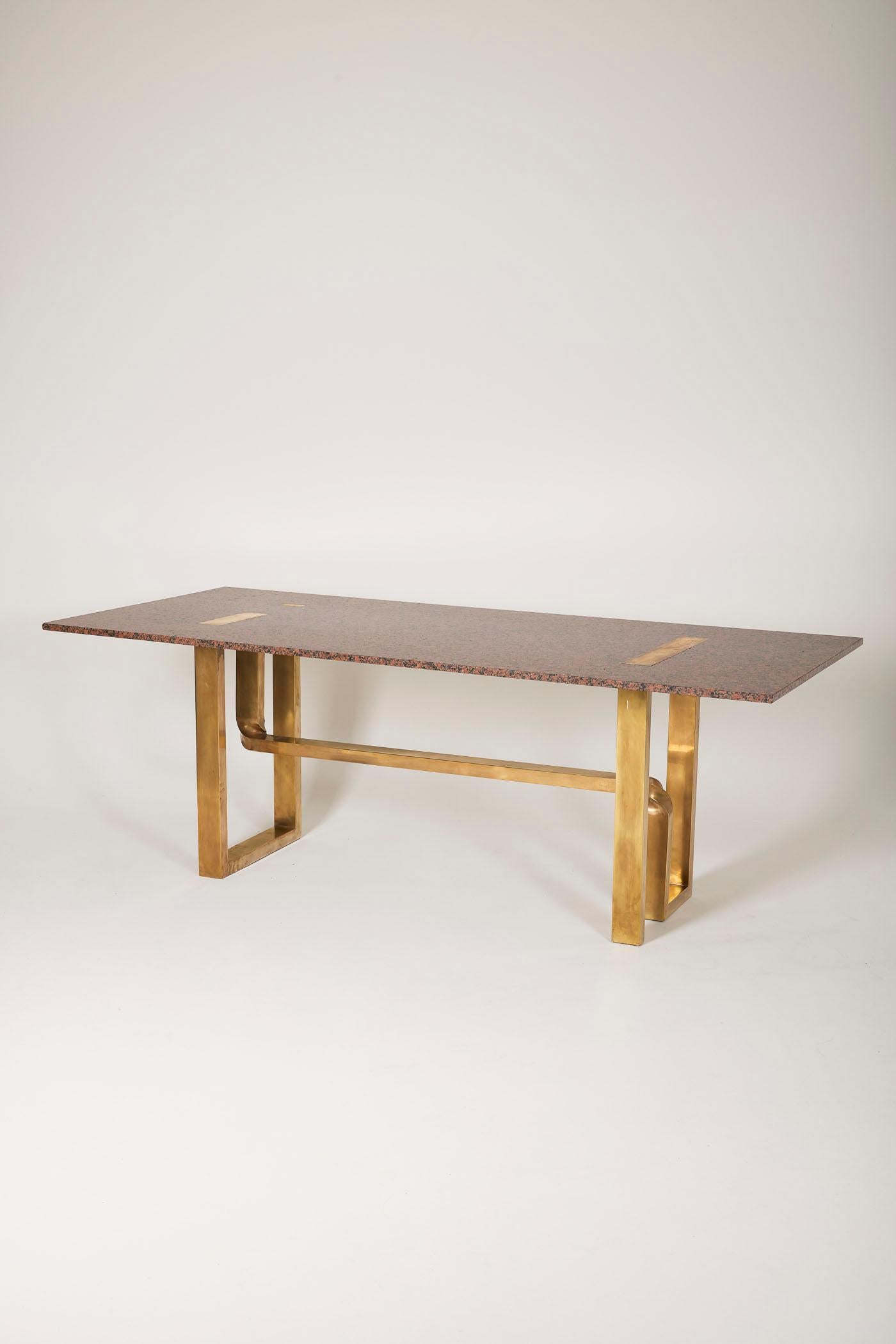 Large table by designer Alfredo Freda for Cittone Oggi. The tabletop is made of pink granite, and the base is in bronze with twisted arms. In good condition.
DV121