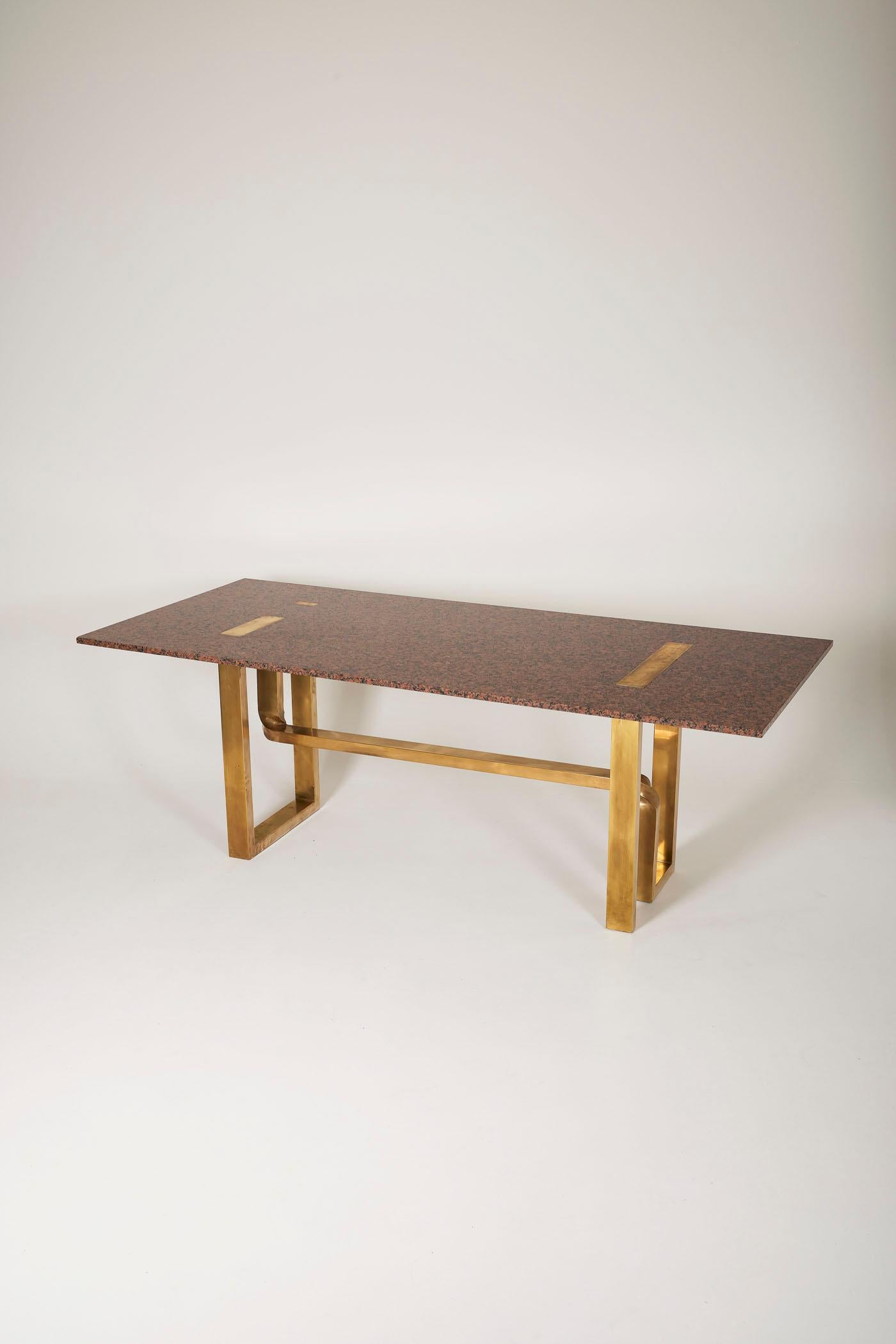 Pink granite and brass table by Alfredo Freda In Good Condition For Sale In PARIS, FR