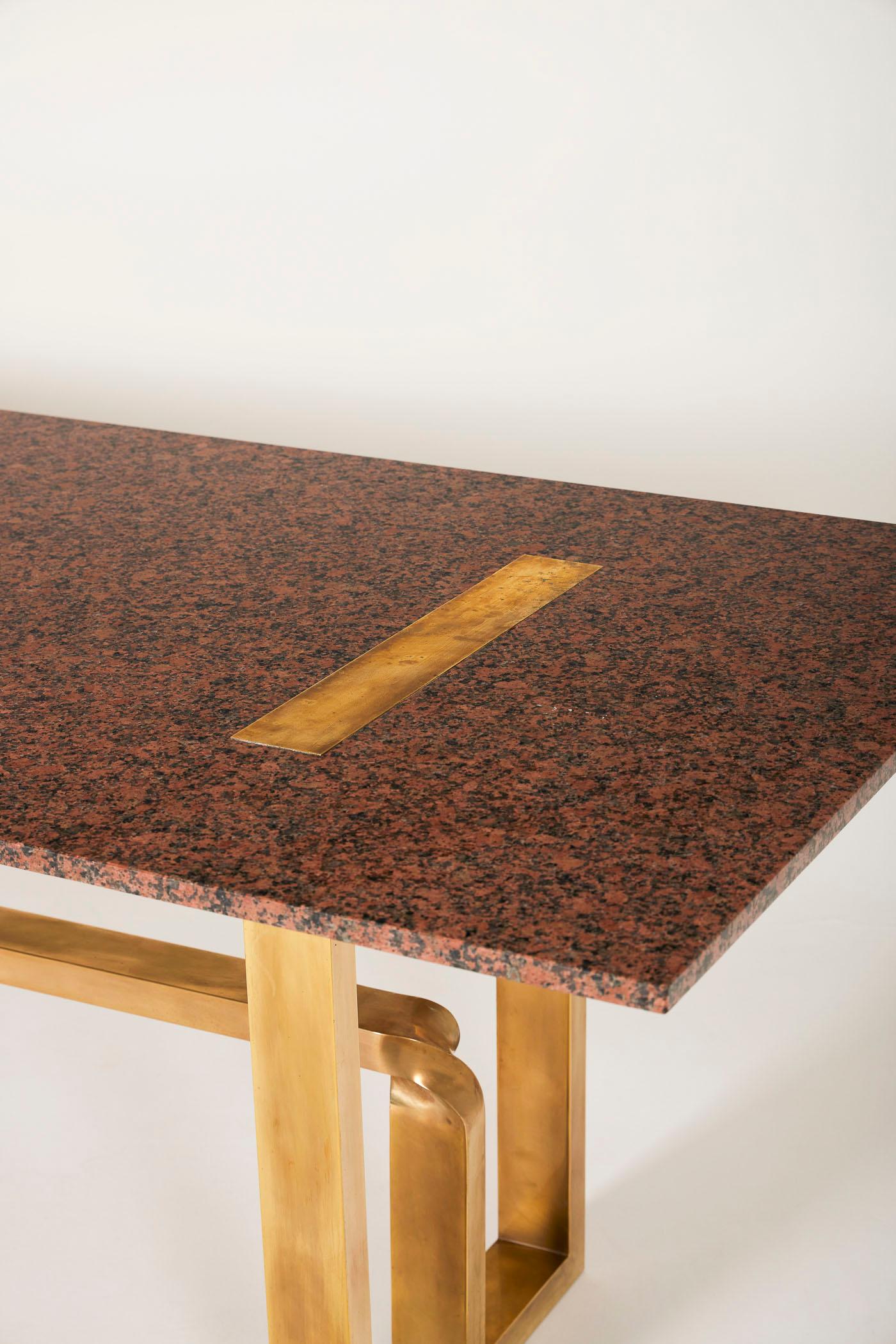 20ième siècle Table en granit rose et laiton par Alfredo Freda en vente