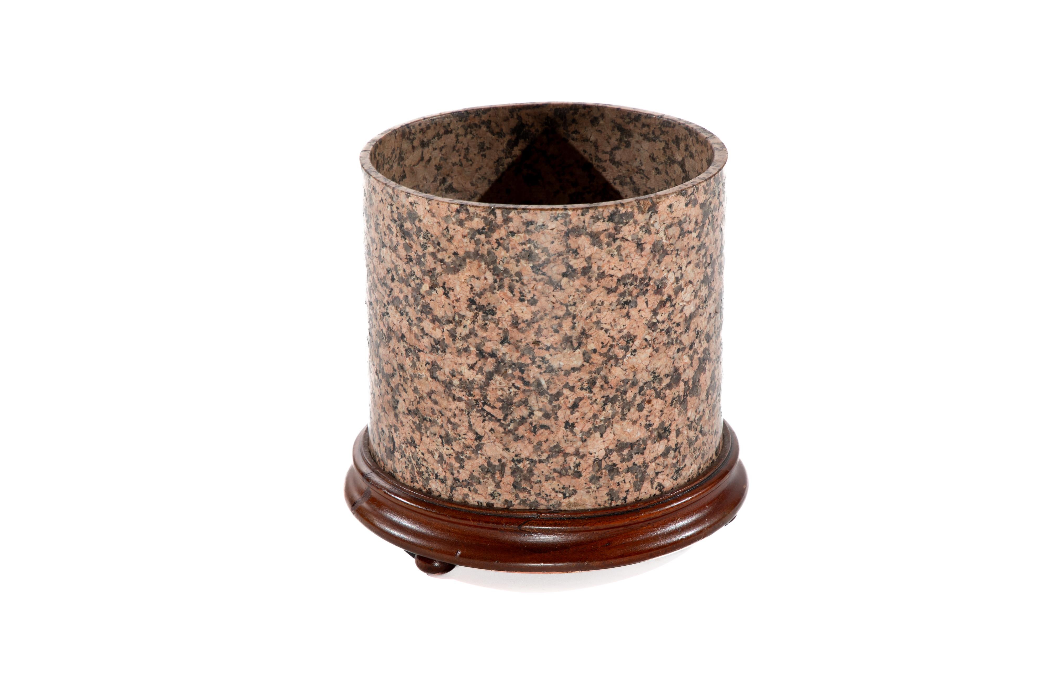 Intagliato Vaso in granito rosa in vendita