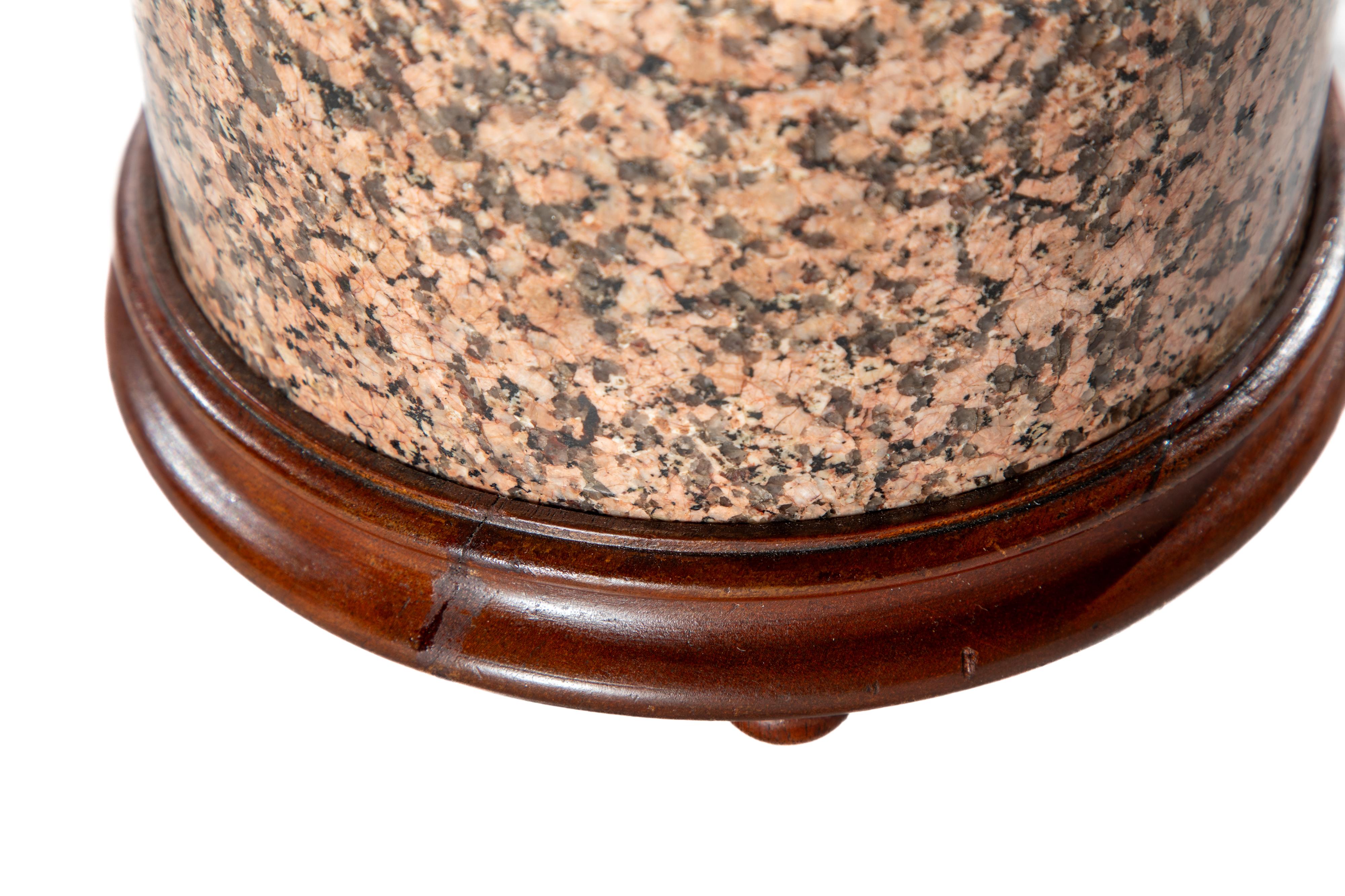 XIX secolo Vaso in granito rosa in vendita