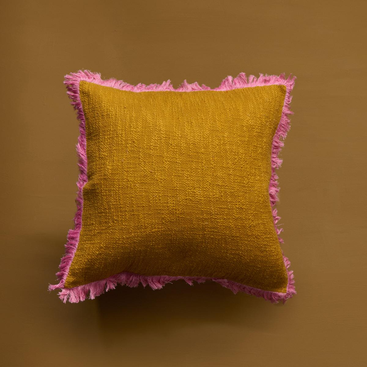 Brodé Revêtement coussin en coton rose gazon et orange avec finition à franges faite à la main en vente