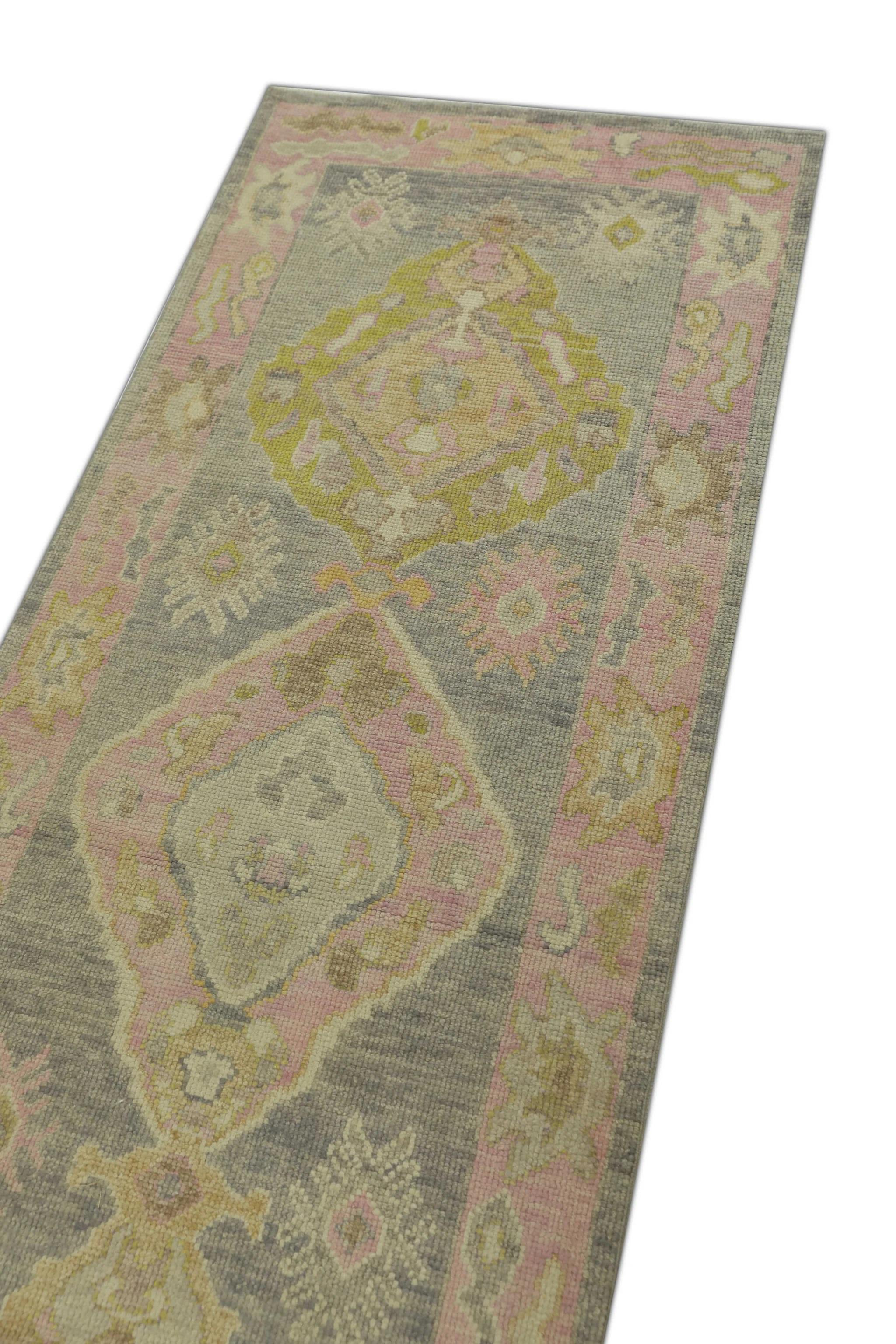 Dieser moderne türkische Oushak-Teppich ist ein atemberaubendes Kunstwerk, das von erfahrenen Kunsthandwerkern mit traditionellen Techniken handgewebt wurde. Der Teppich weist komplizierte Muster und eine weiche Farbpalette auf, die durch die