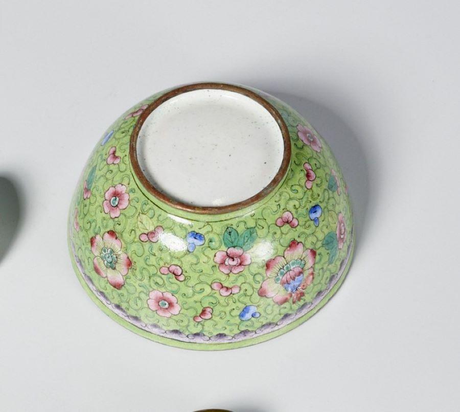 XIXe siècle Tasses et plats anciens en émail rose et vert de Pékin w. Décoration florale en vente