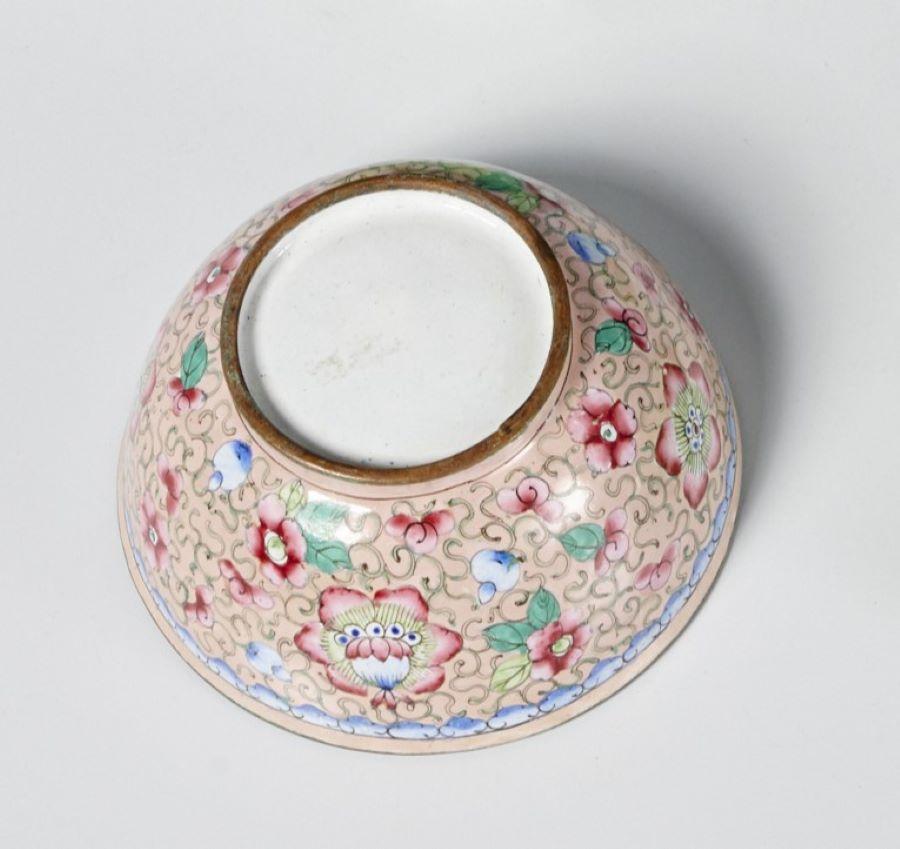 Émail Tasses et plats anciens en émail rose et vert de Pékin w. Décoration florale en vente