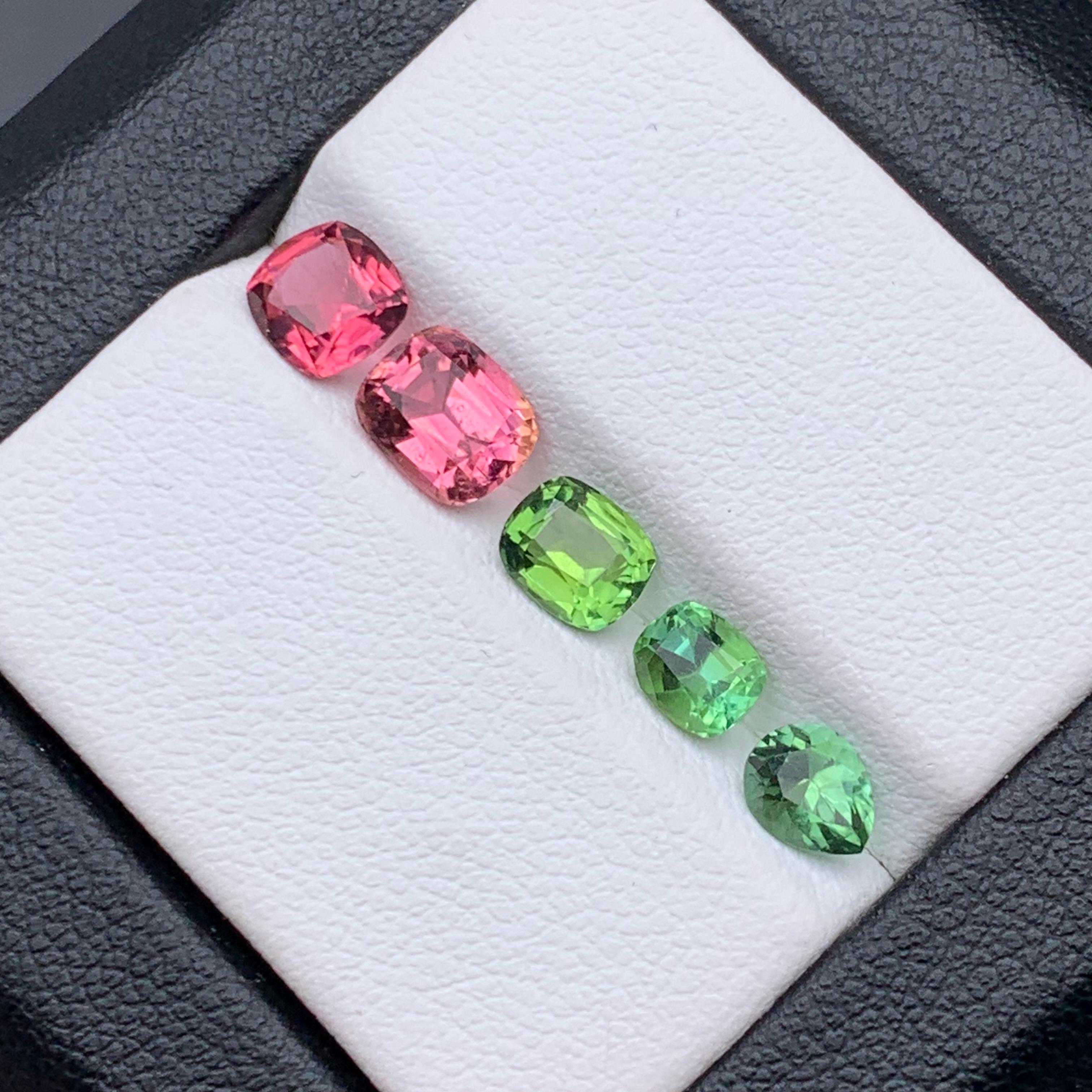 Contemporaneo Gemme sfuse di tormalina naturale rosa e verde da 3,20 carati con taglio a cuscino per gioielli in vendita