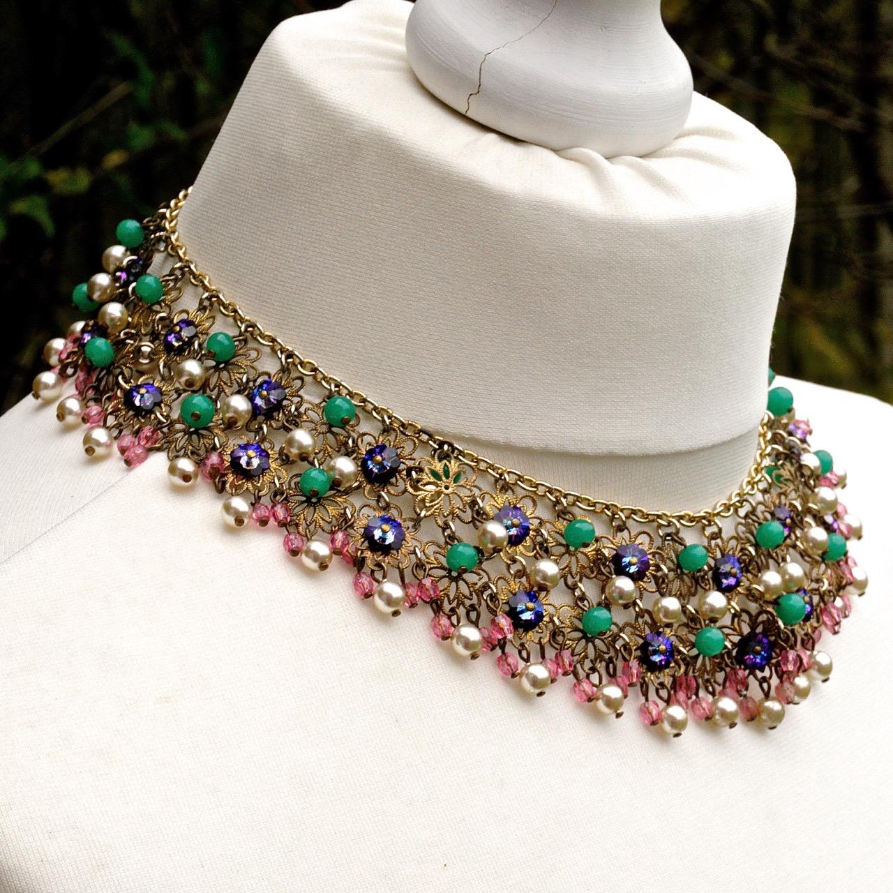 Collier de perles de verre rose, vert, violet et filigrane circa 1950 Bon état - En vente à London, GB