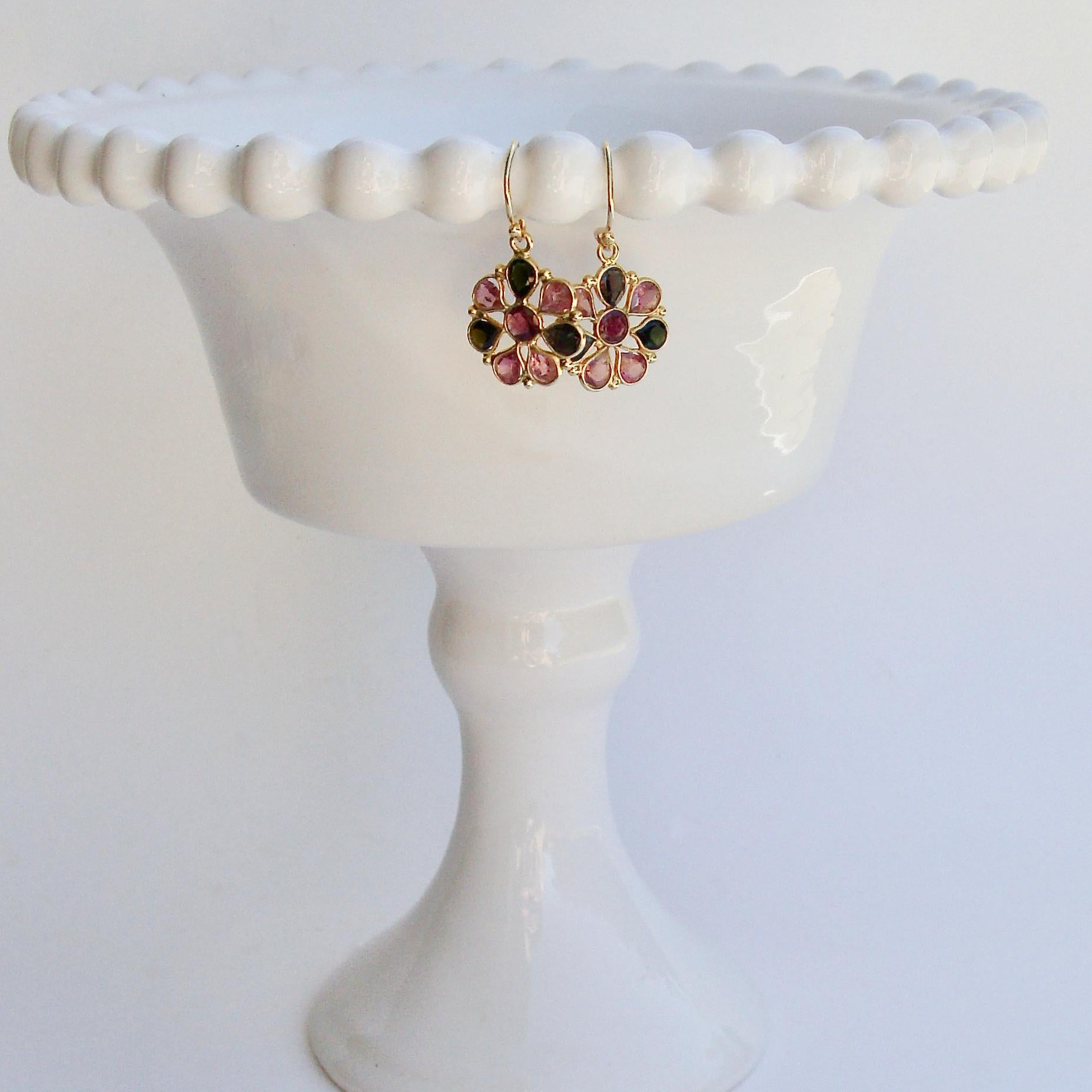 Rosa/grüner Turmalin-Blumen-Ohrhänger - Pandora II Ohrringe (Tropfenschliff) im Angebot
