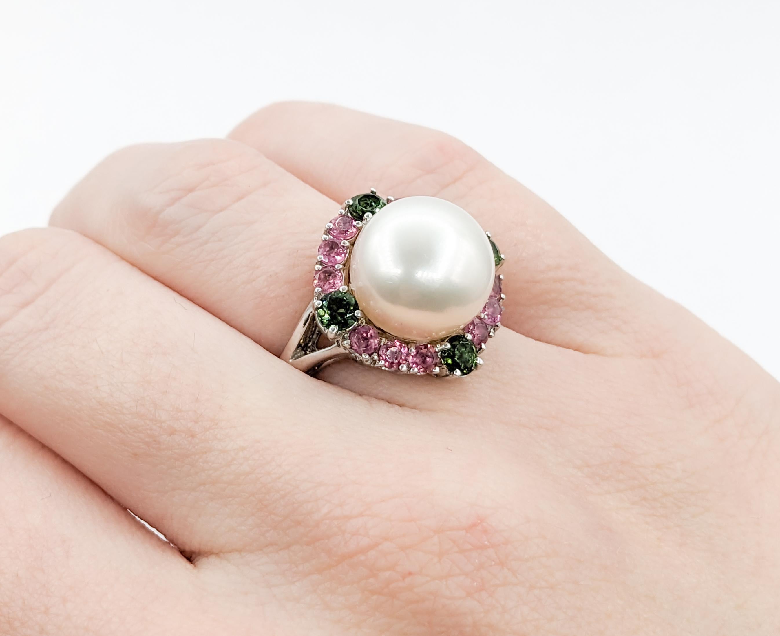 Rosa & Grüner Turmalin Perlen Halo Ring

Erleben Sie die atemberaubende Eleganz dieses Perlenrings, bei dem Kunstfertigkeit und Luxus in perfekter Harmonie aufeinandertreffen. Dieses exquisite Stück aus 14-karätigem Weißgold zeigt eine strahlende